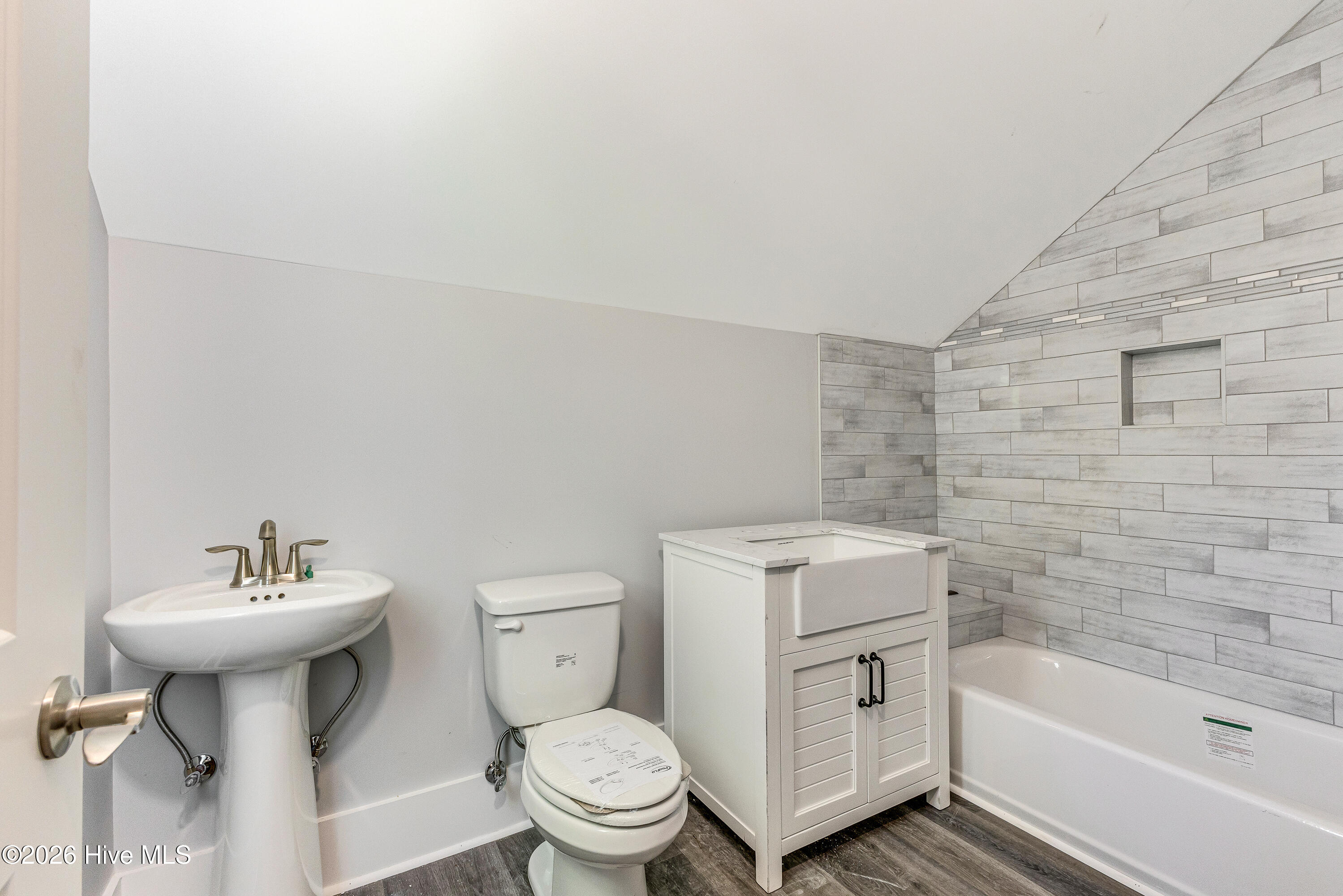 100560439 | Photo 33