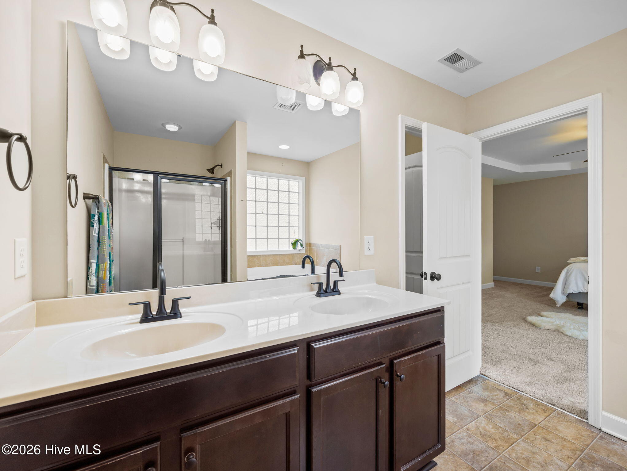 100562317 | Photo 29