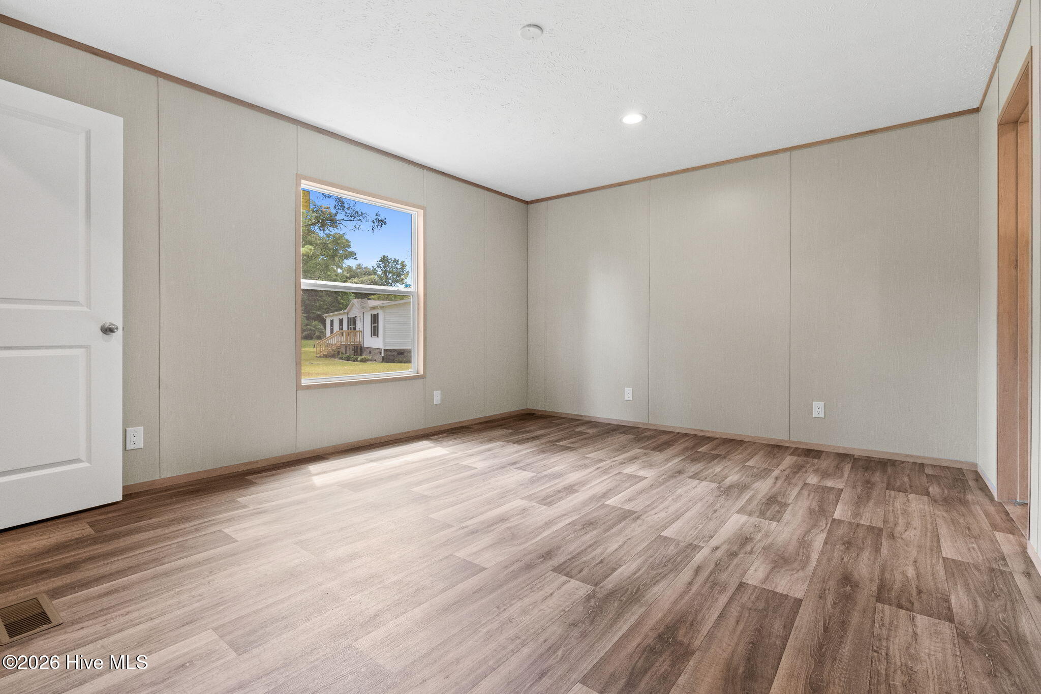 100547883 | Photo 17