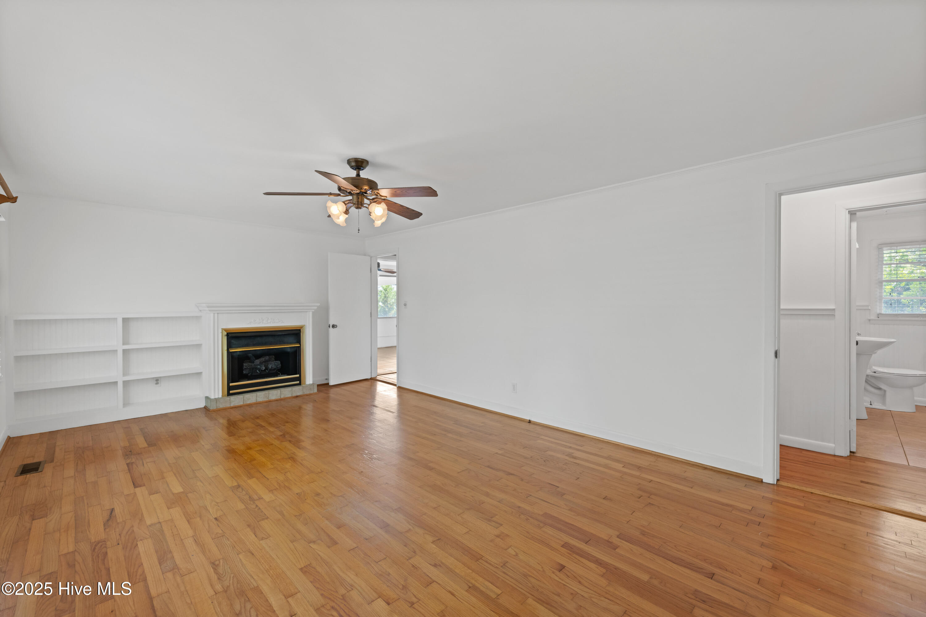 100548409 | Photo 12