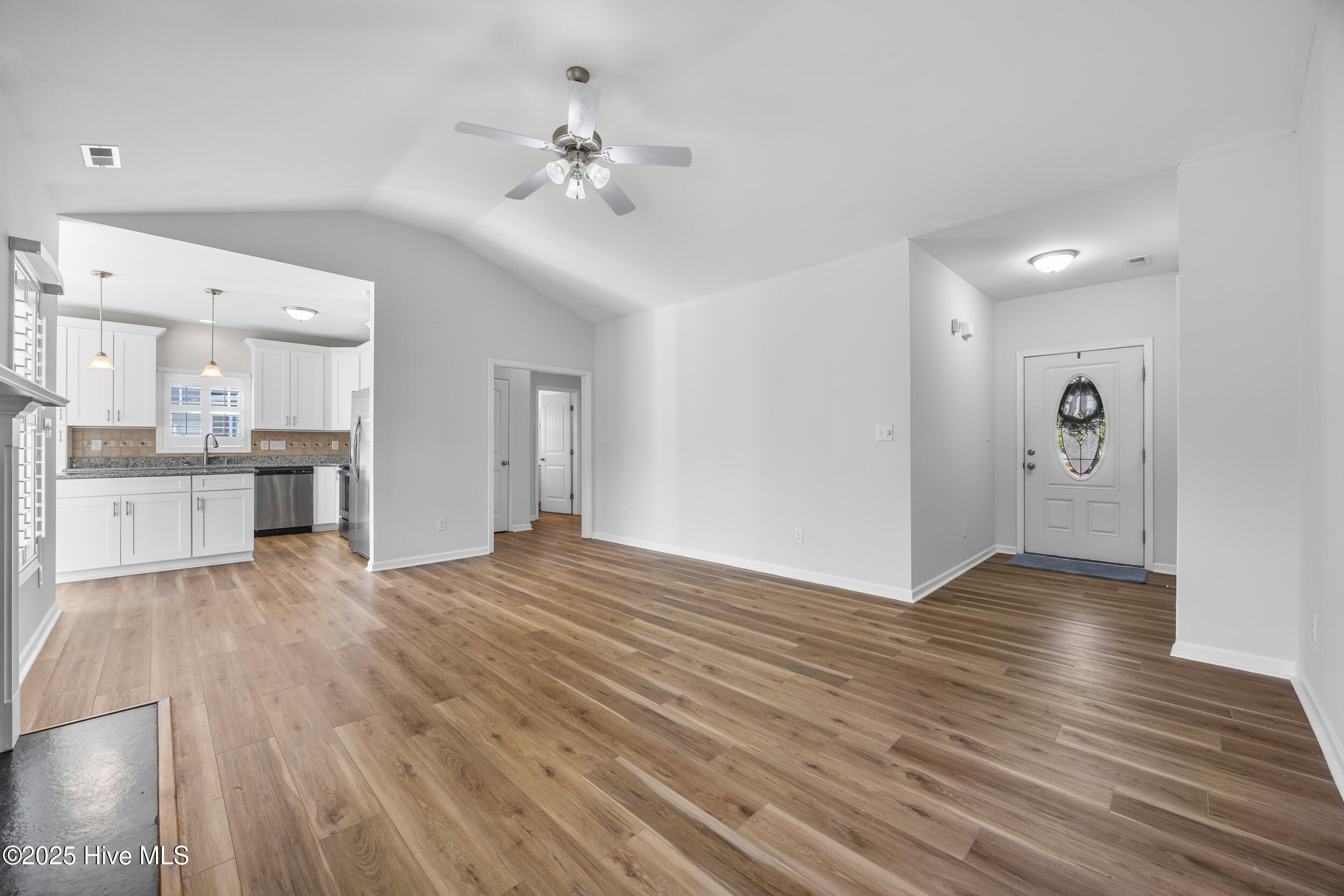 100546907 | Photo 11