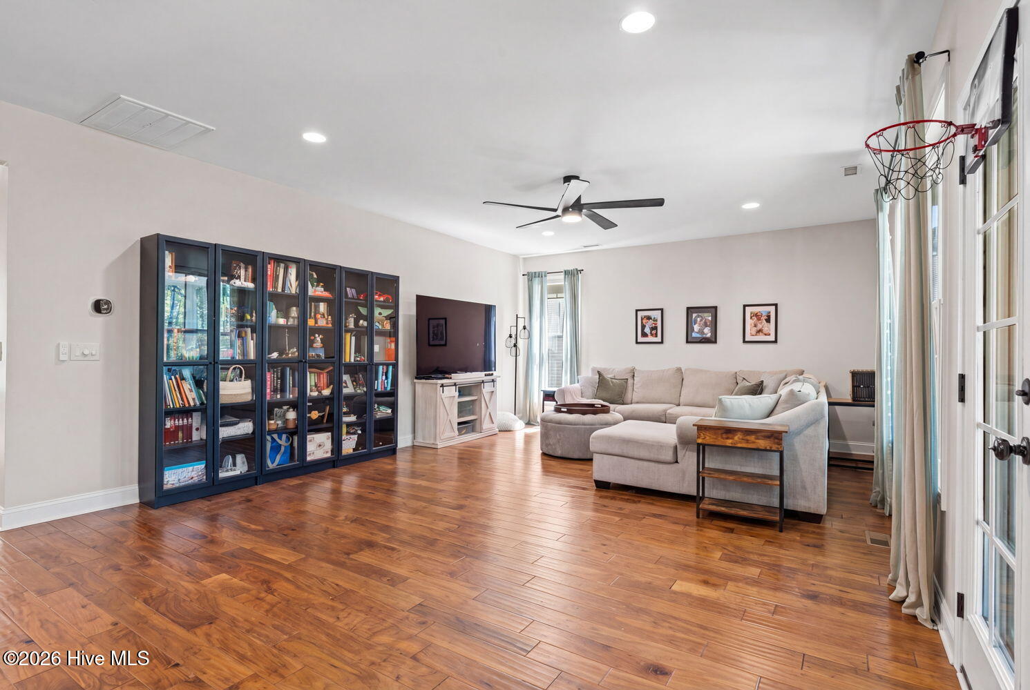 100566892 | Photo 16