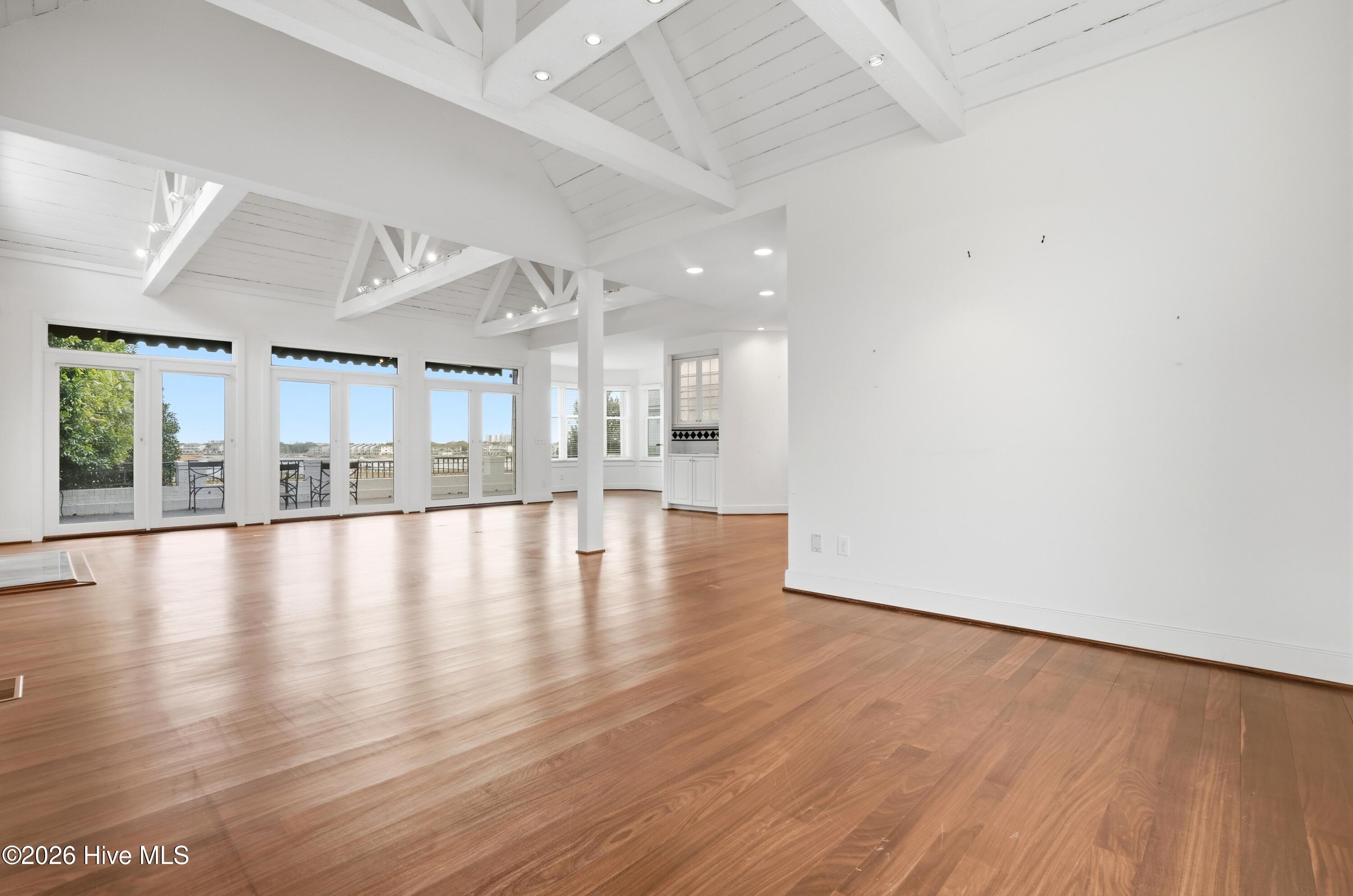 100556046 | Photo 32