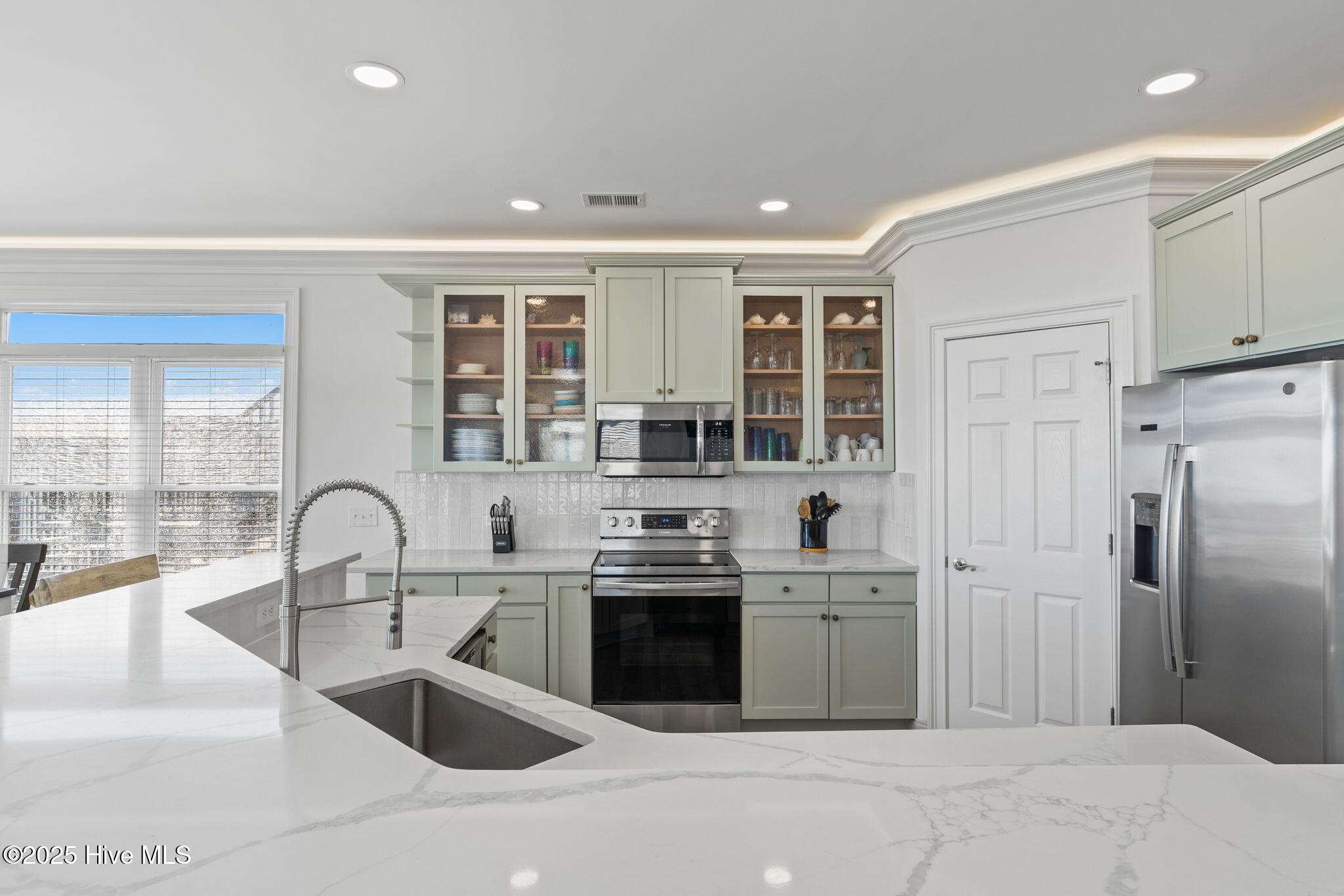 100535971 | Photo 12