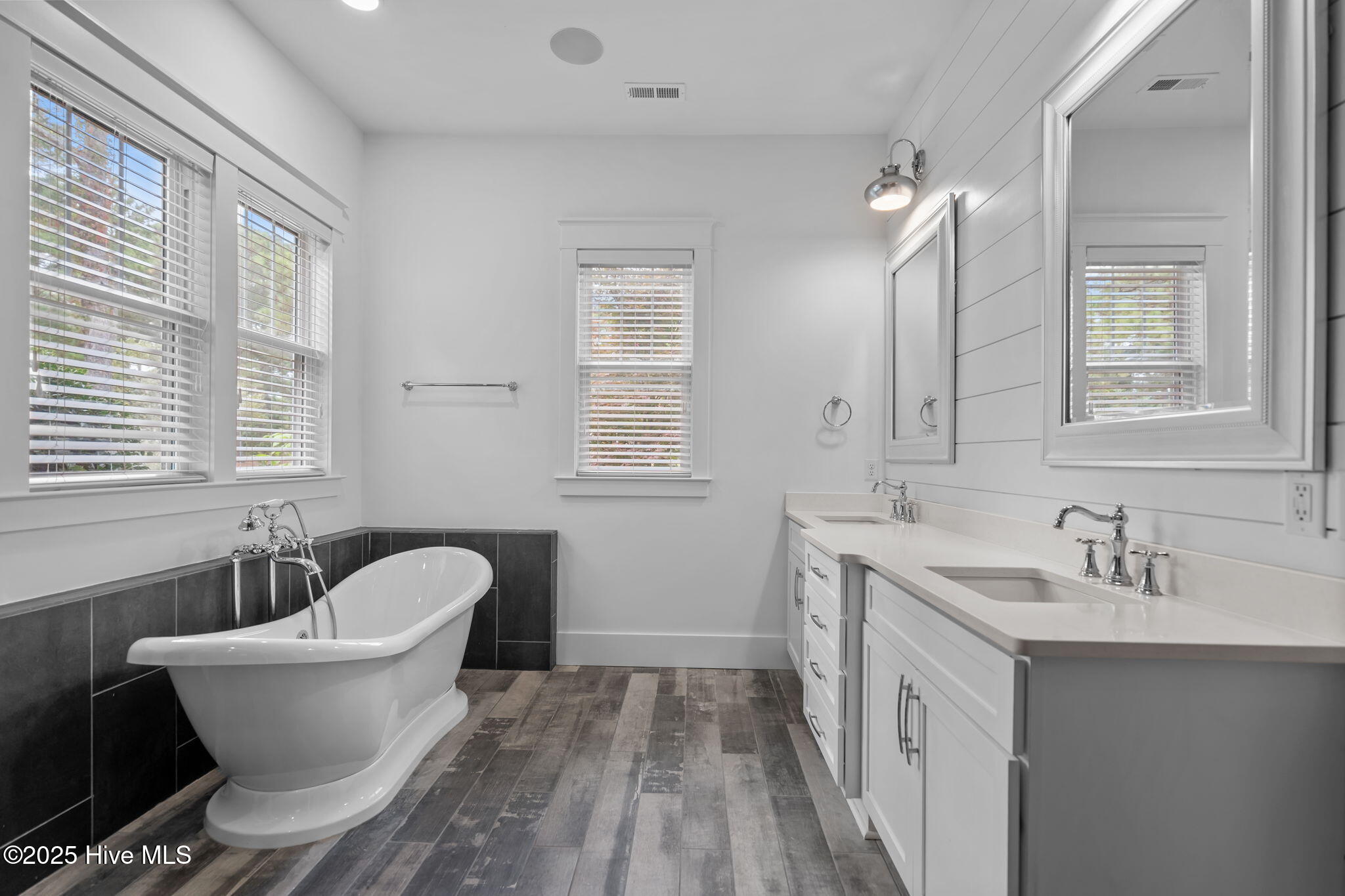 100532333 | Photo 37