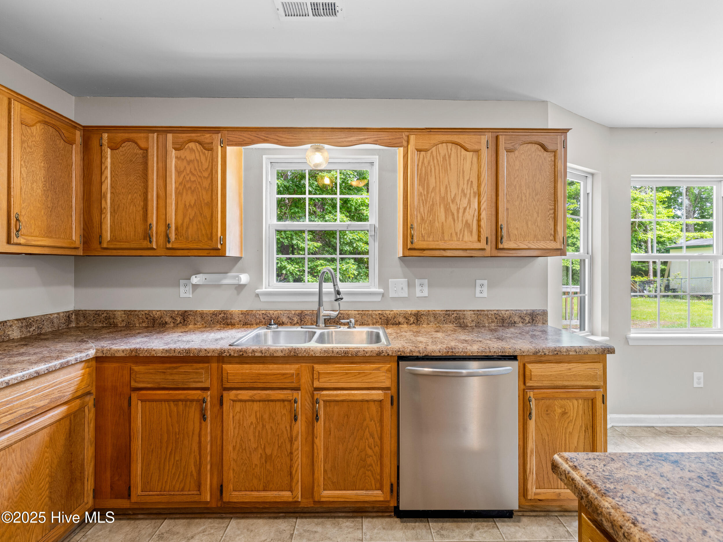 100554828 | Photo 21