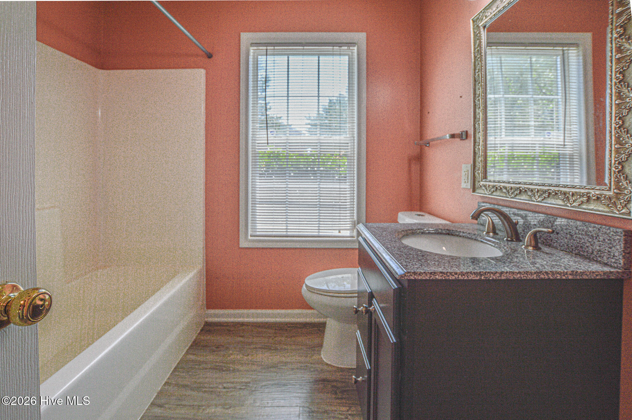 100566990 | Photo 14