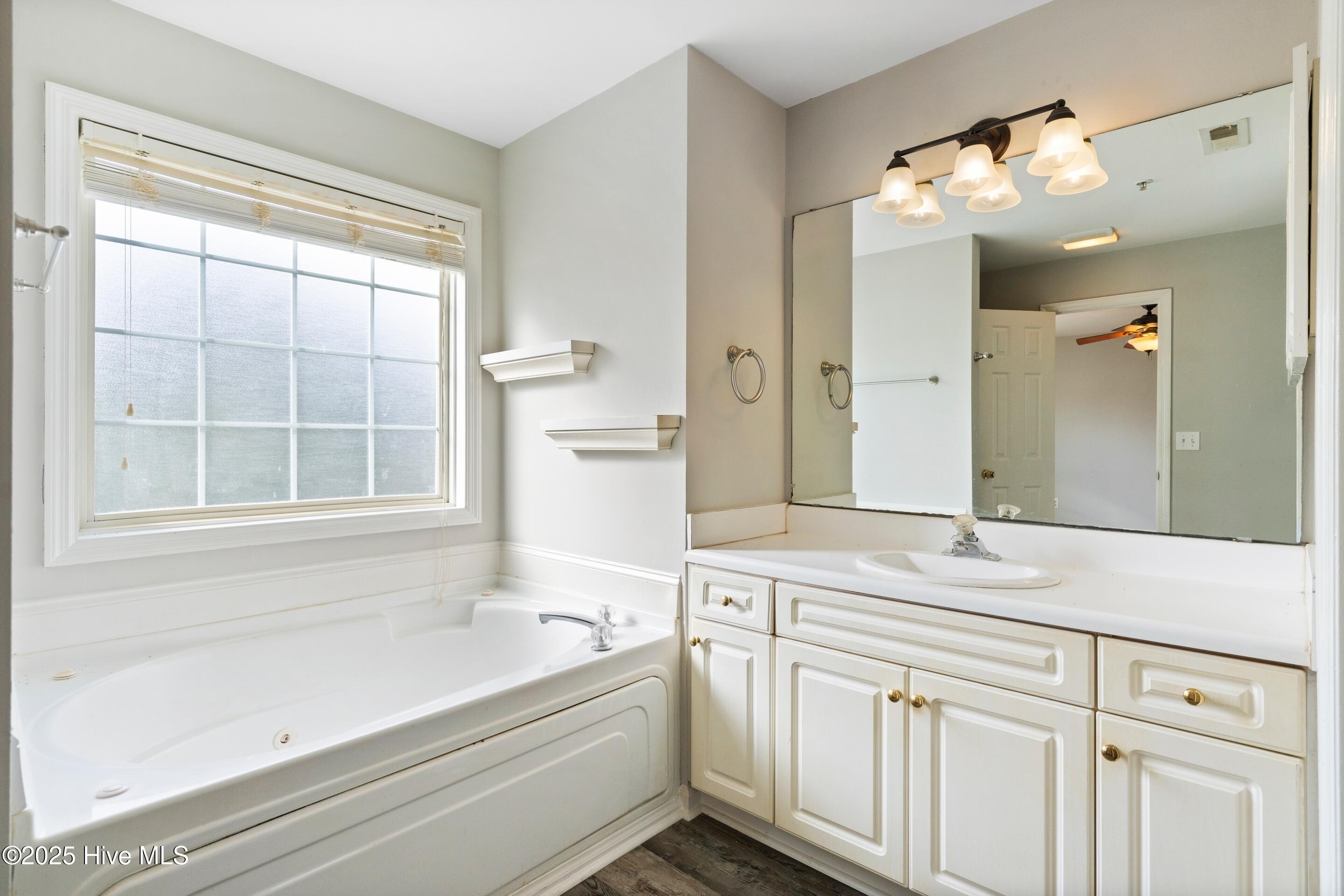 100543114 | Photo 23