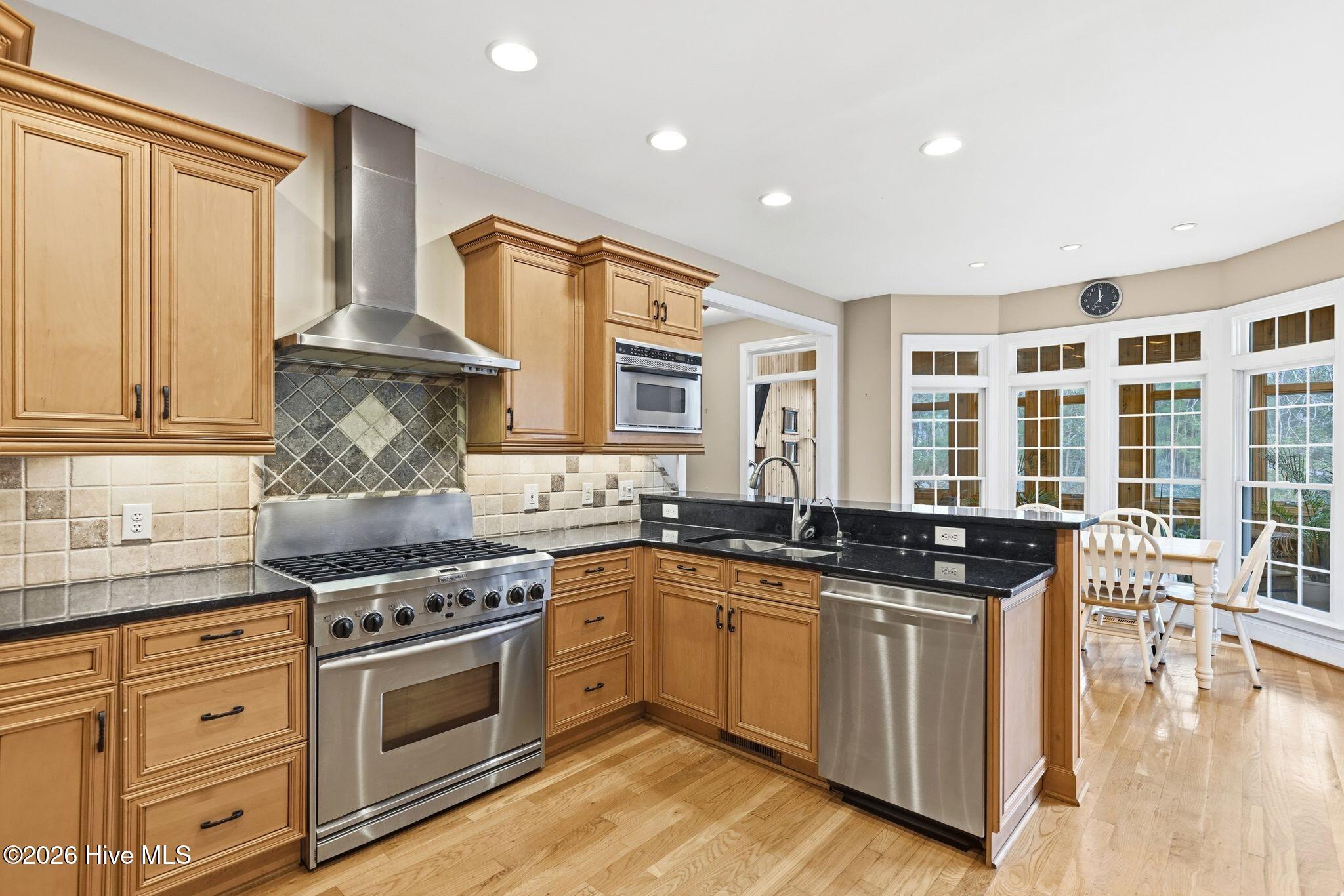 100561180 | Photo 23