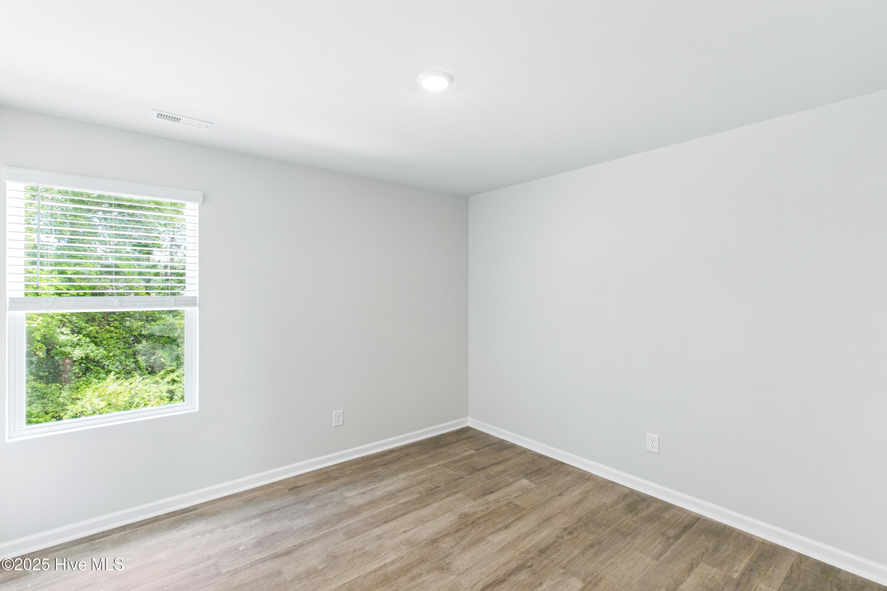 100516415 | Photo 28