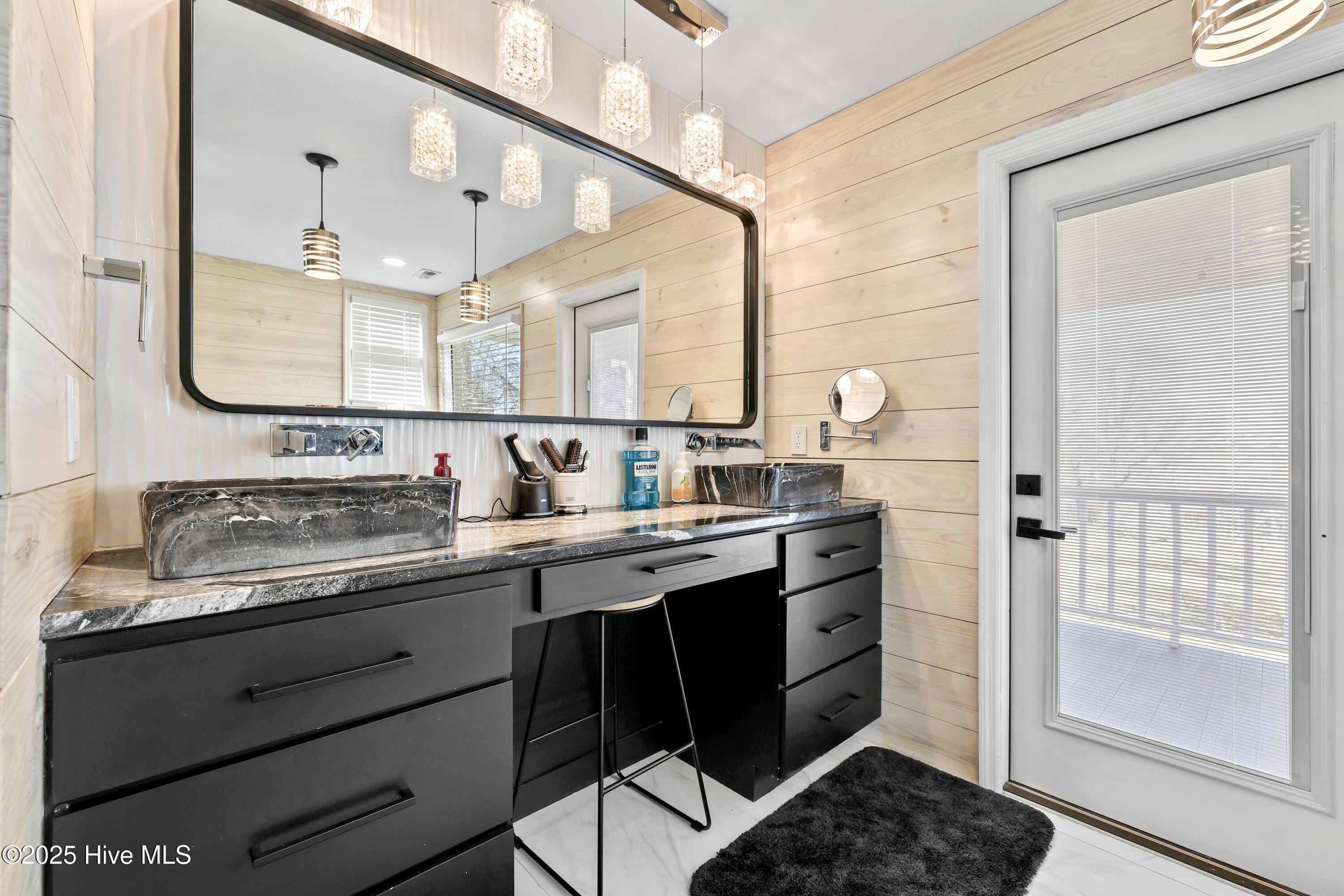 100494735 | Photo 37