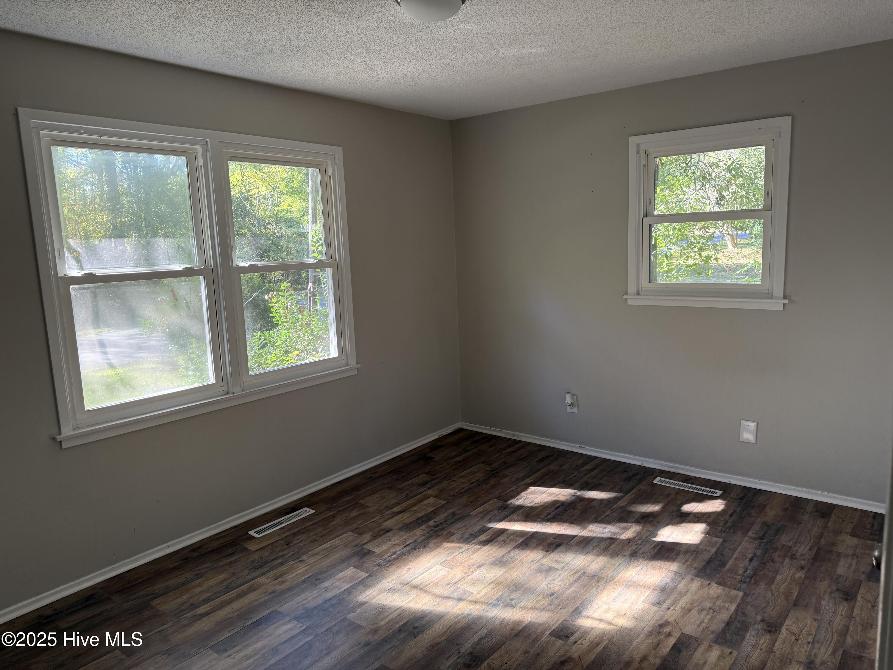 100537405 | Photo 30