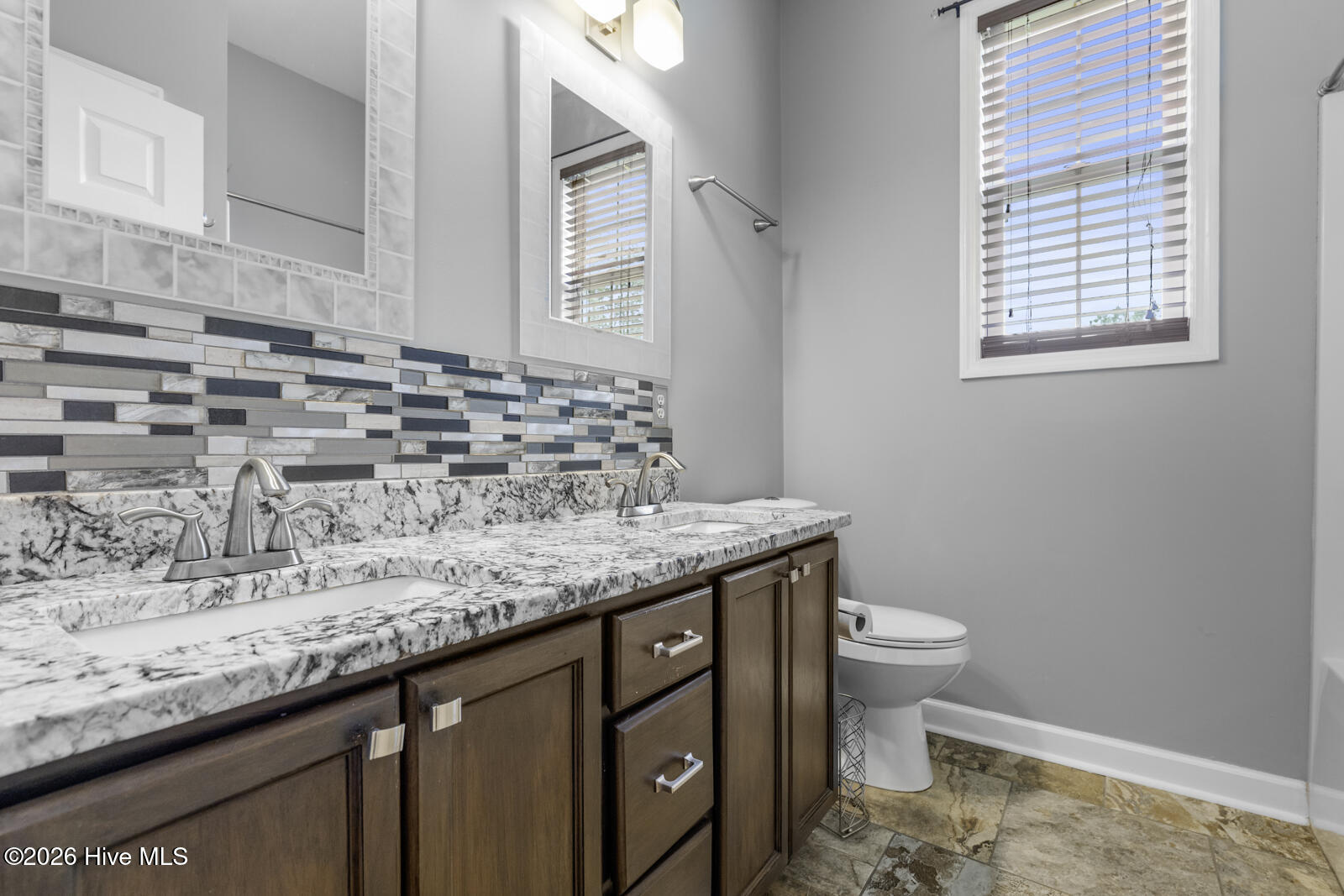 100563110 | Photo 36