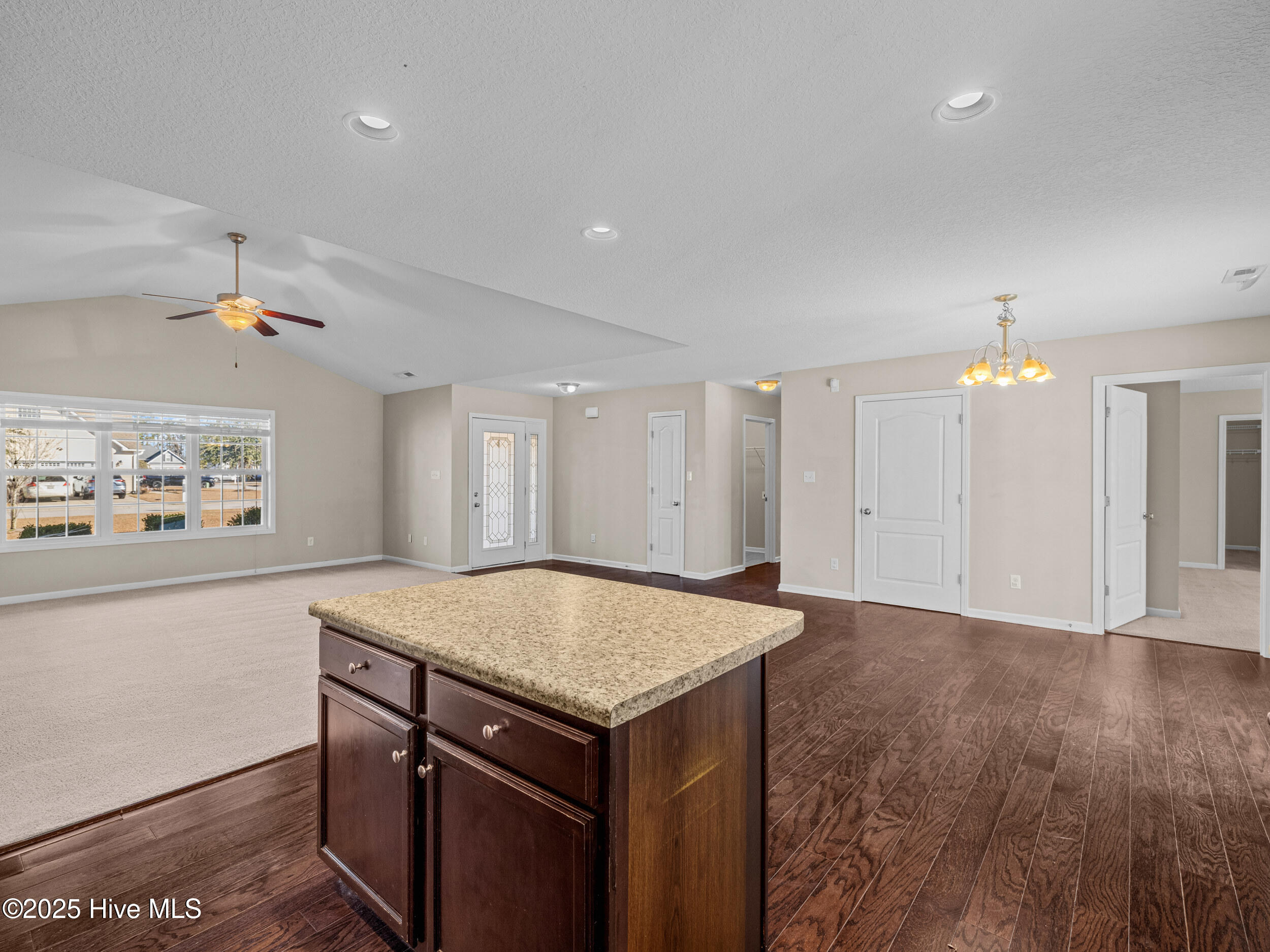 100546969 | Photo 16