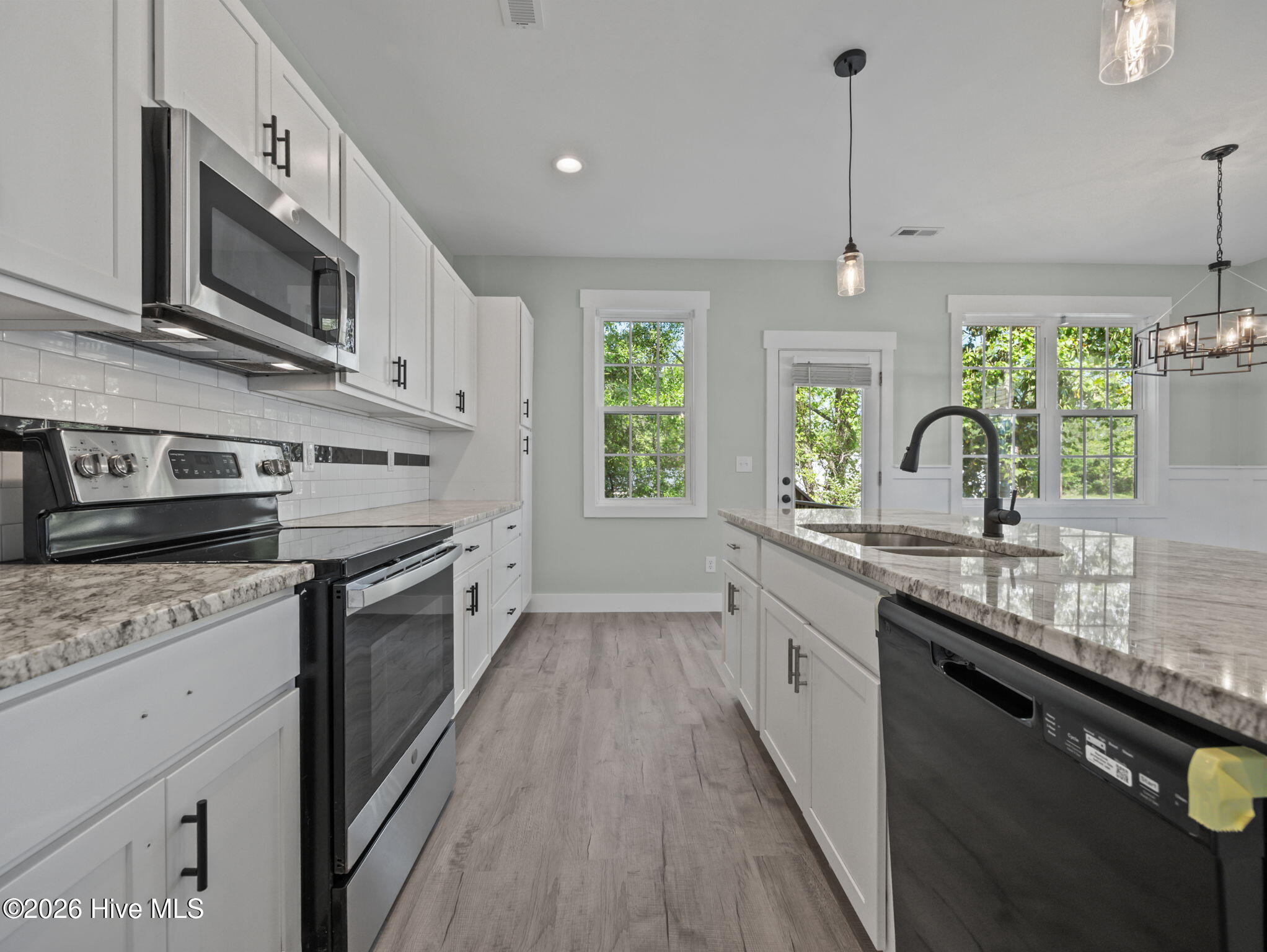 100566341 | Photo 49