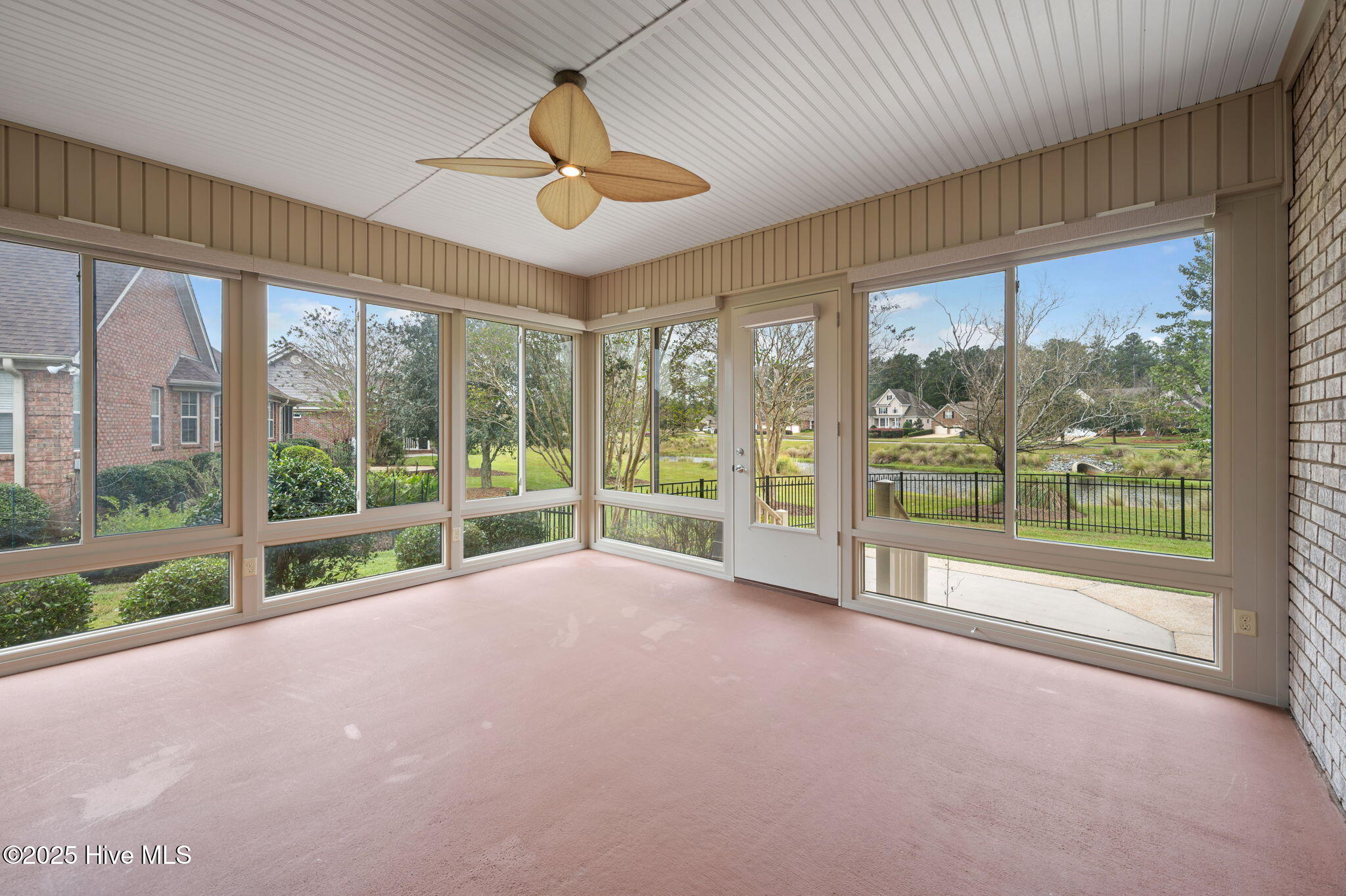 100536688 | Photo 23