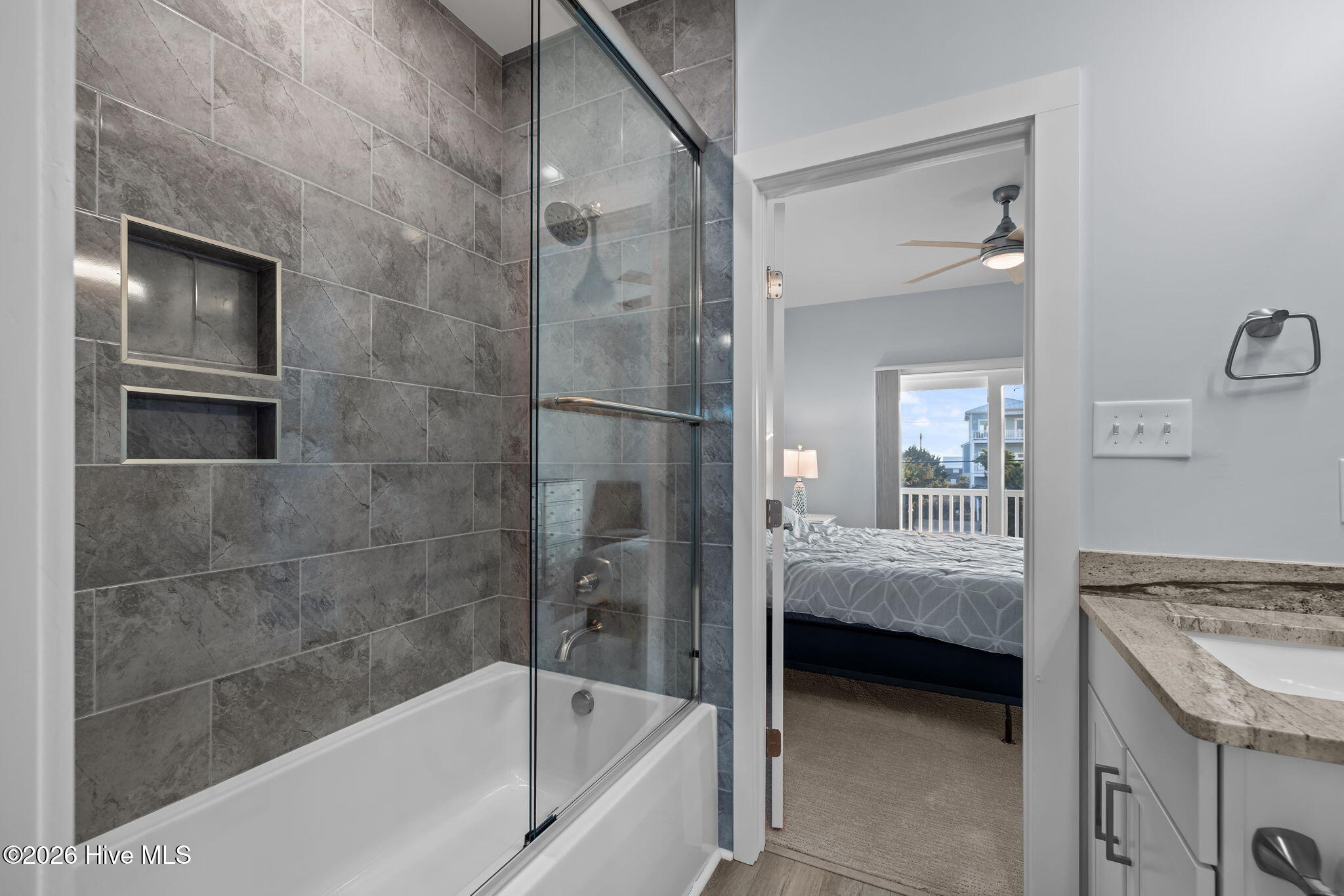 100551365 | Photo 30