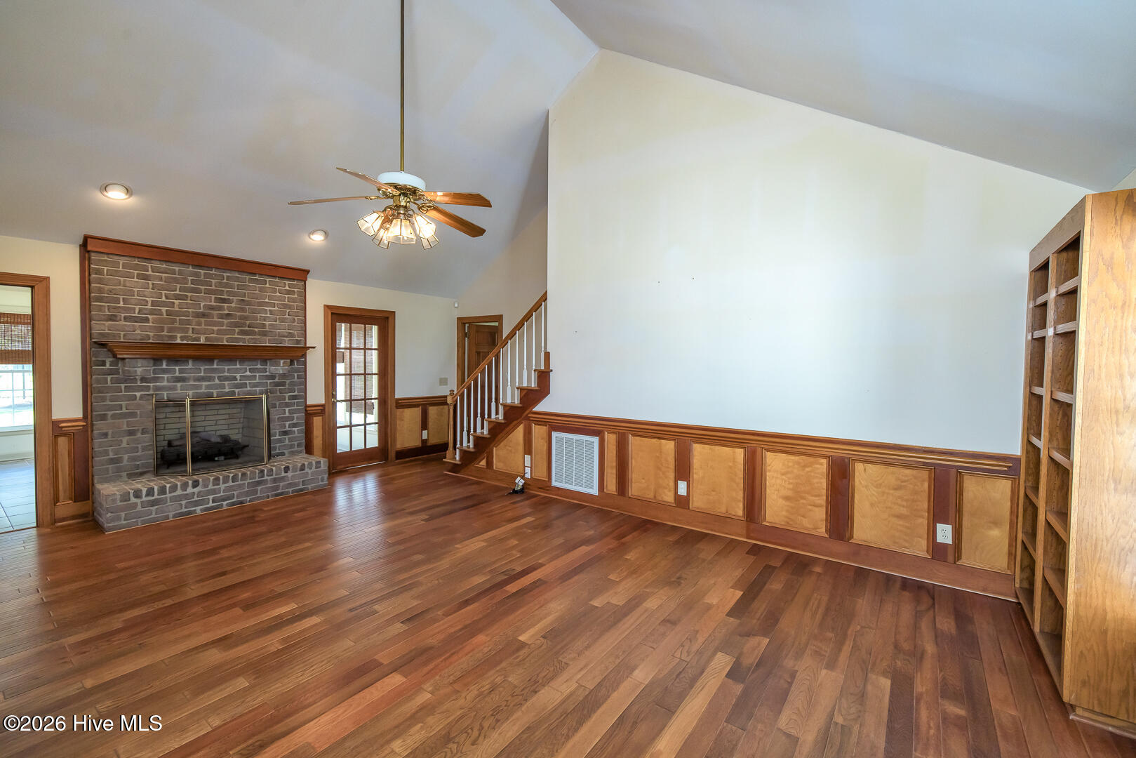 100570429 | Photo 29