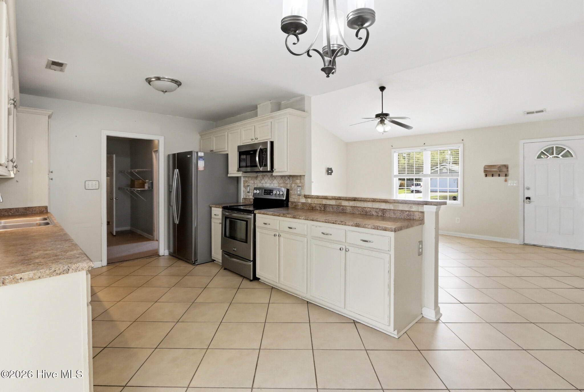 100558935 | Photo 21