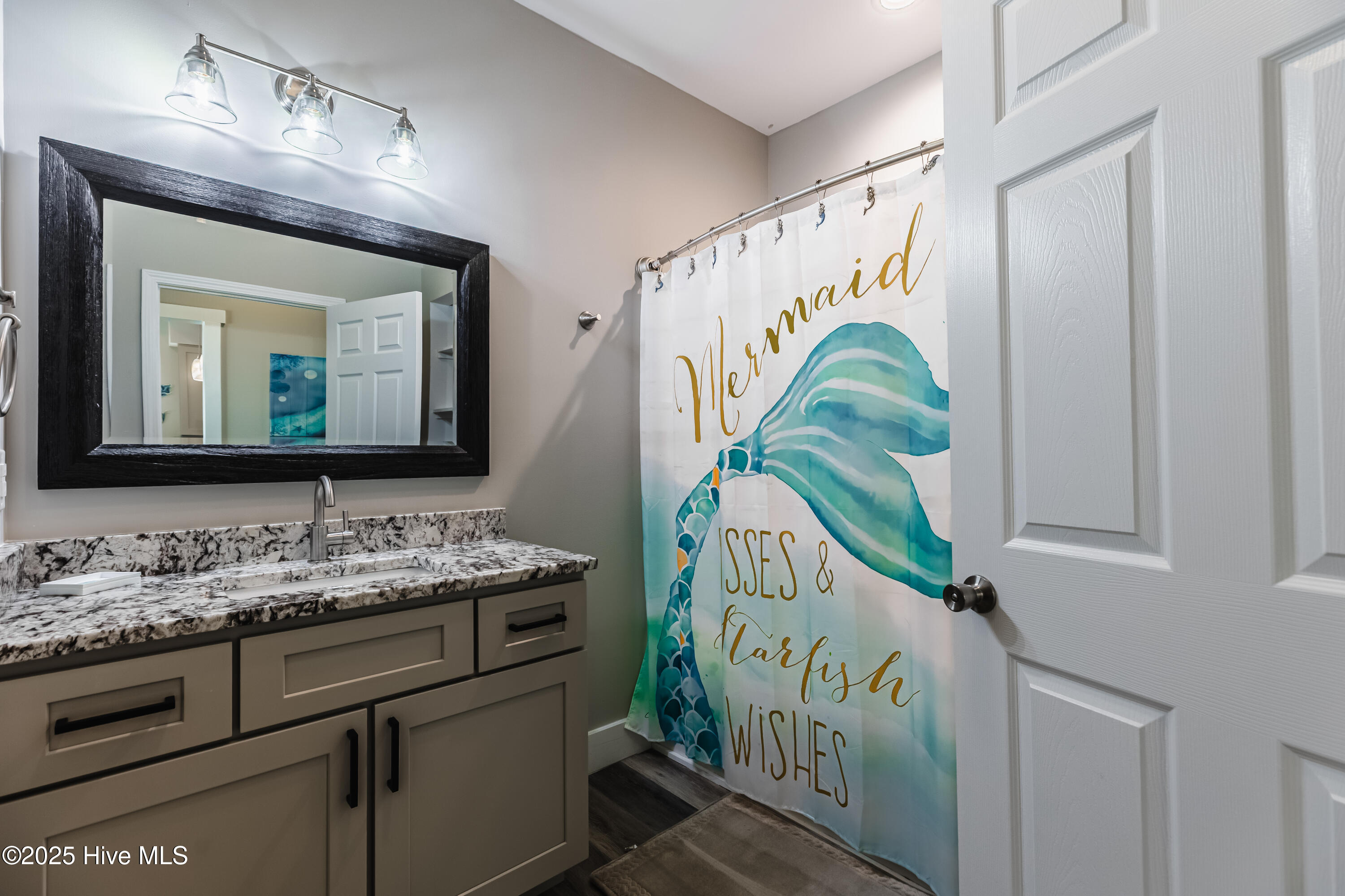 100542603 | Photo 35