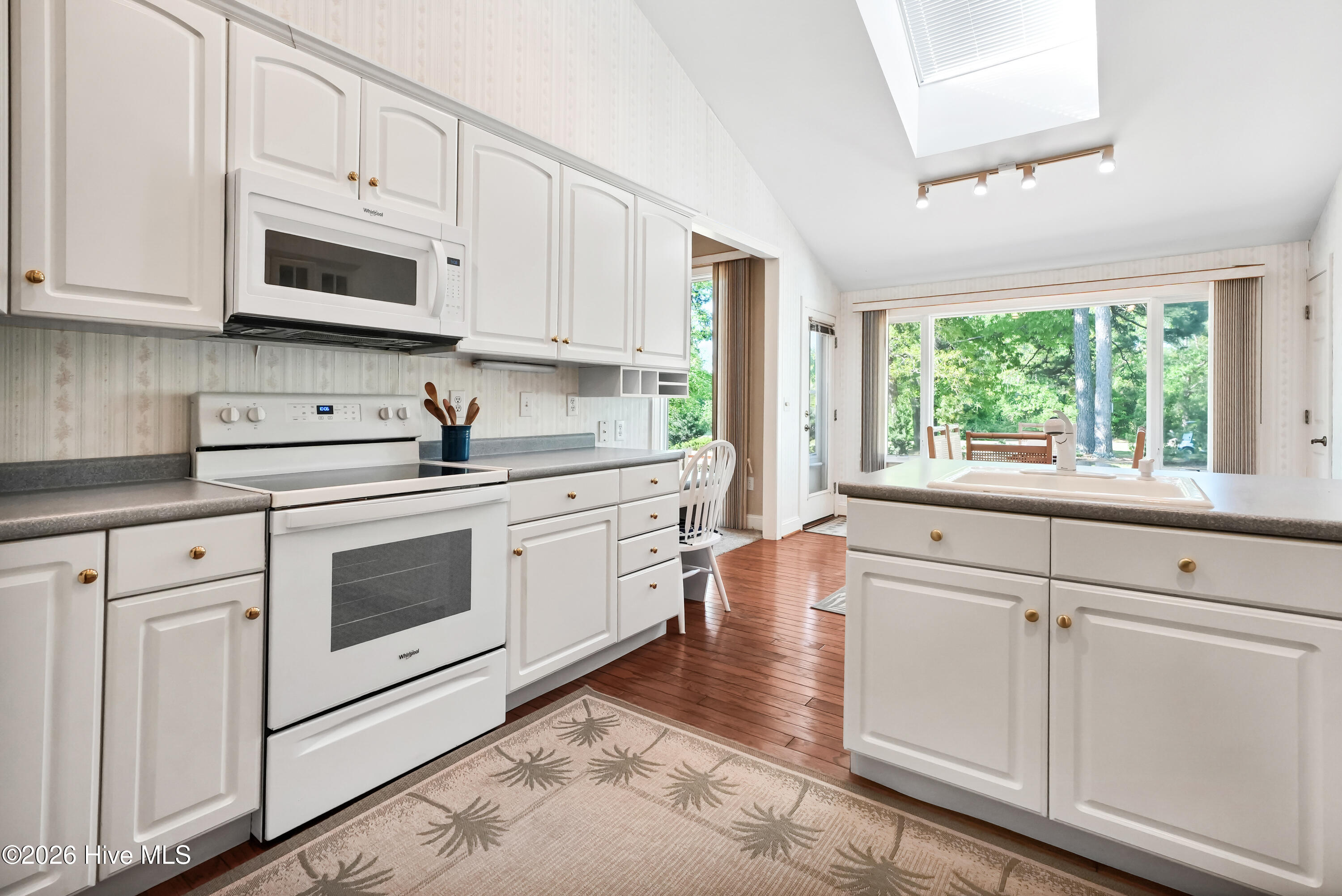 100567703 | Photo 14