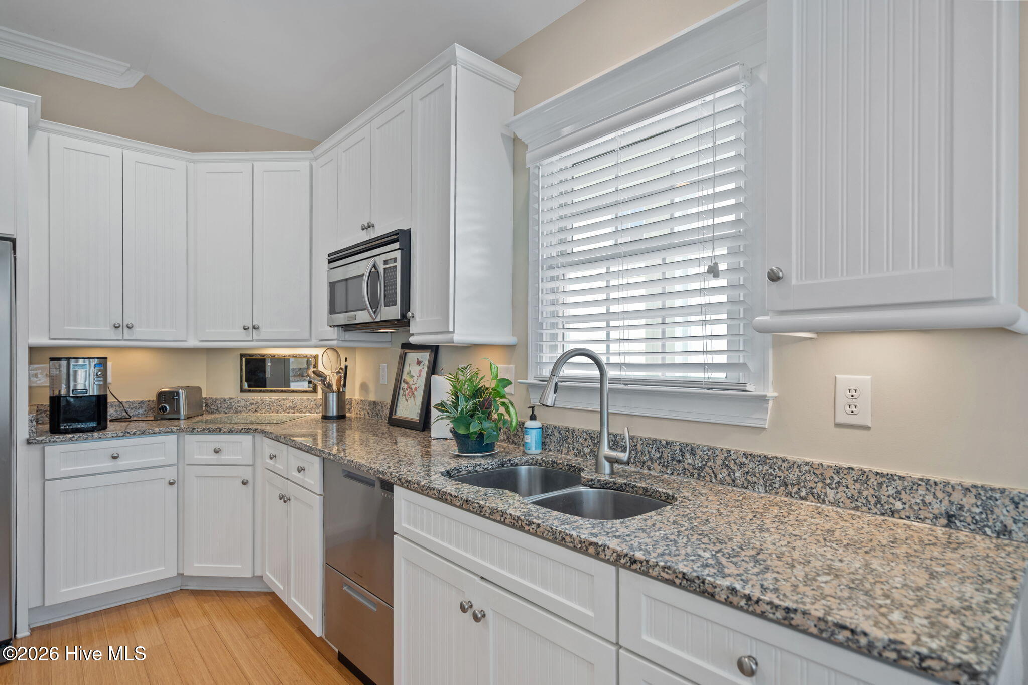 100560775 | Photo 17