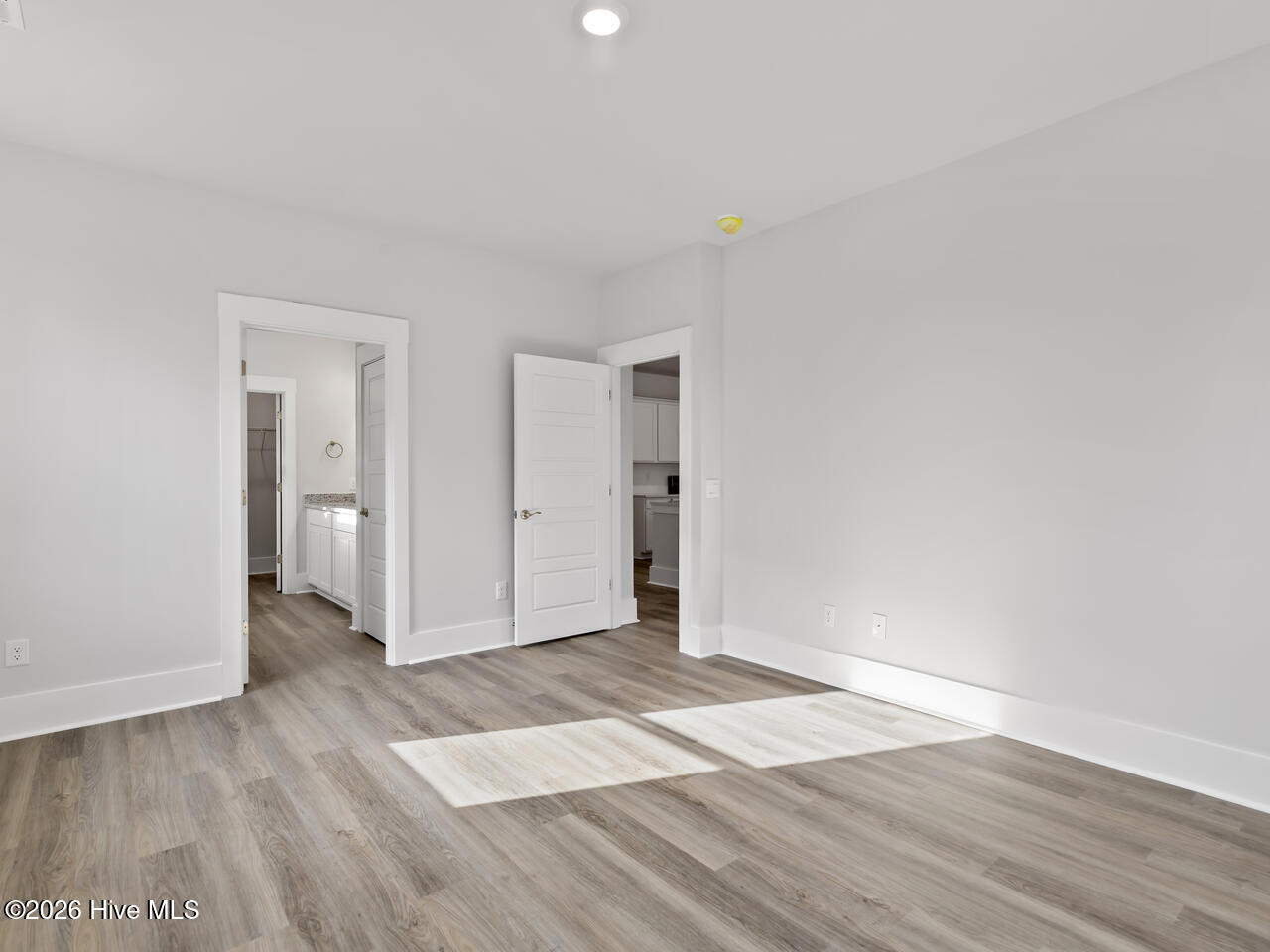 100535810 | Photo 21