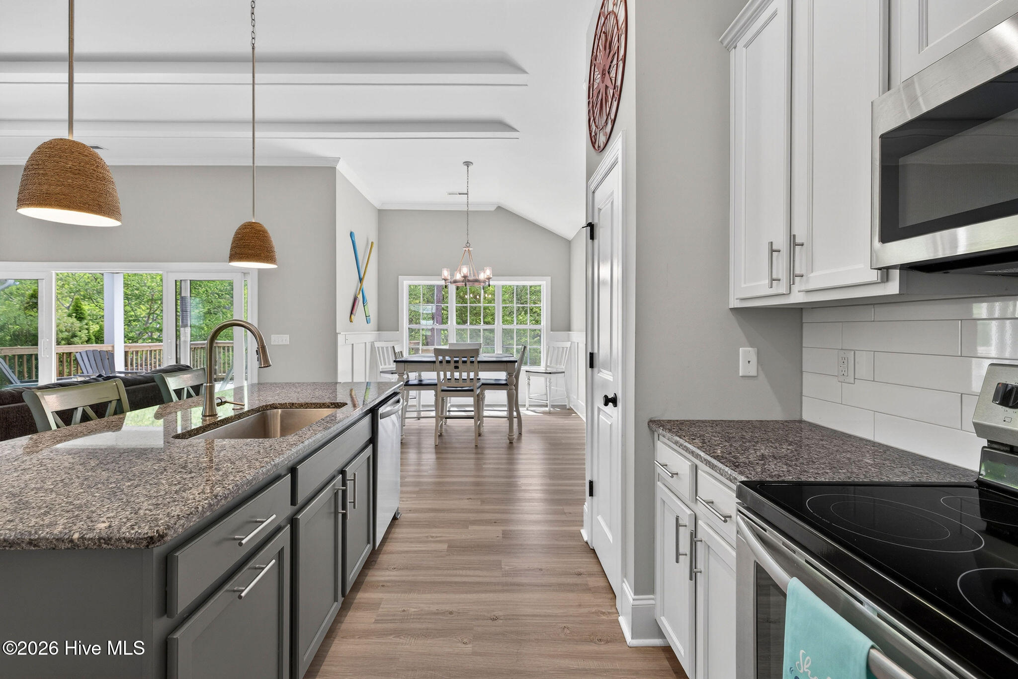 100567052 | Photo 16