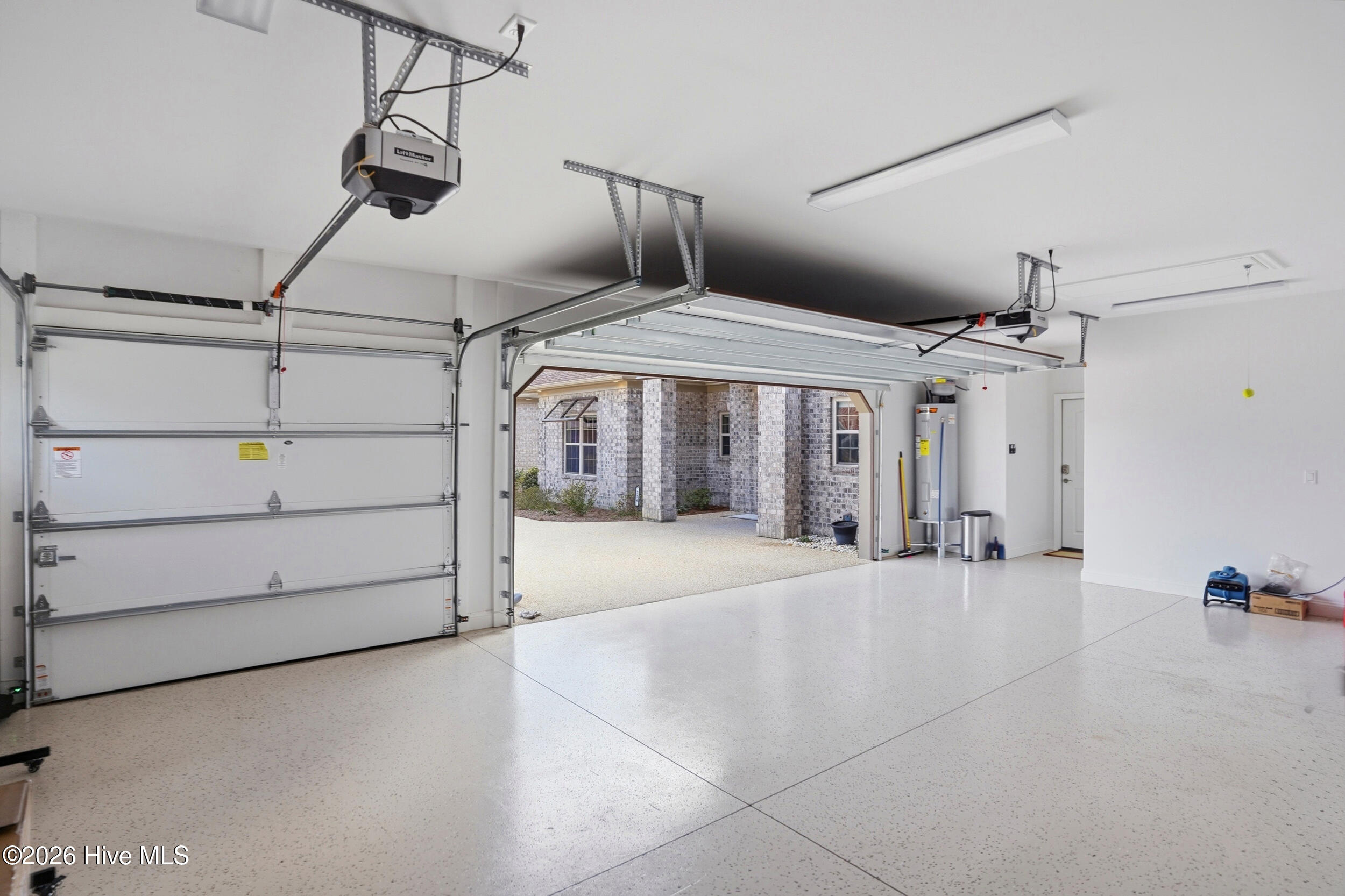 100560979 | Photo 47