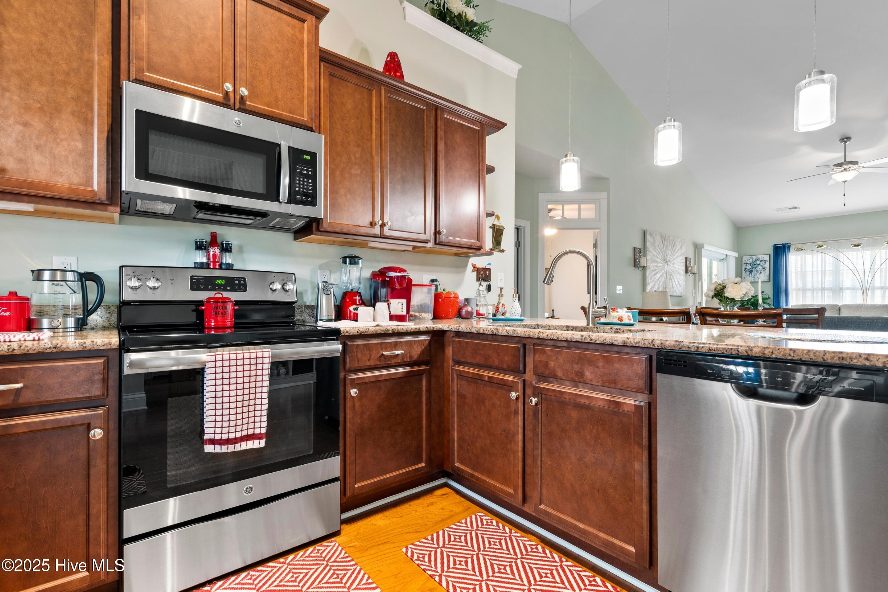 100512963 | Photo 12