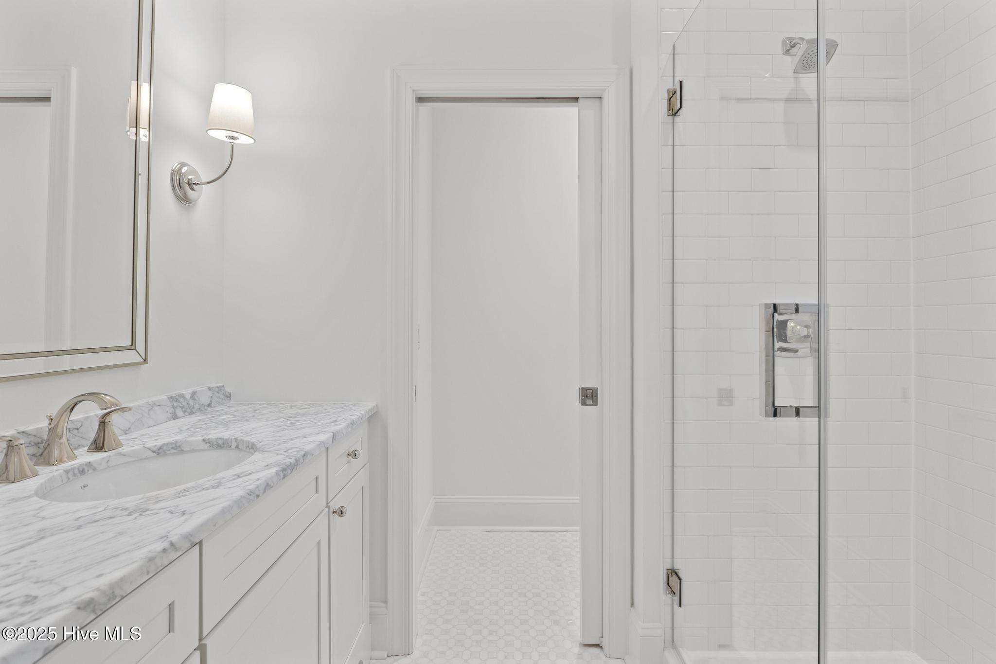 100565849 | Photo 57