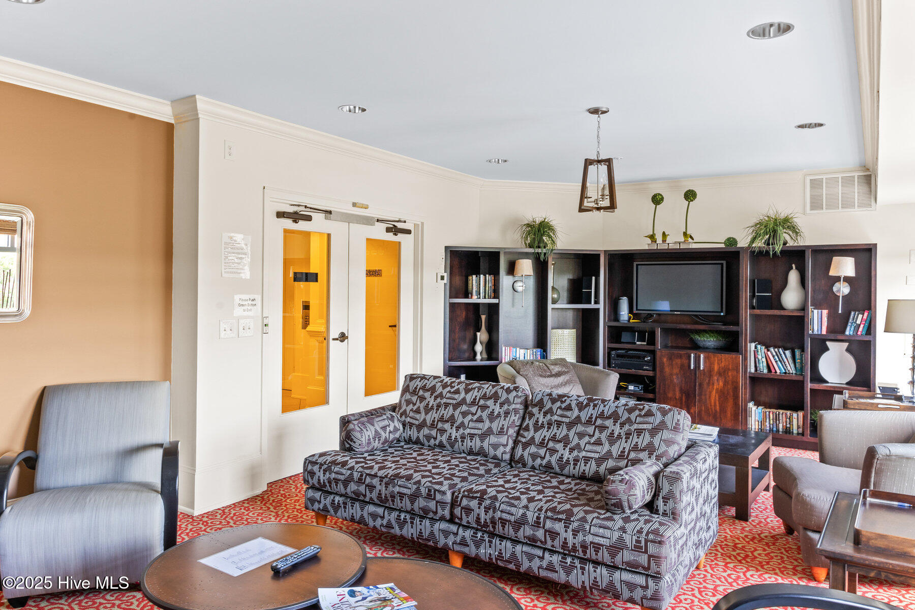 100518149 | Photo 29