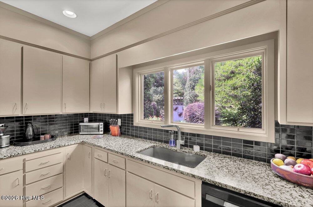 3703 Reston Court B, Wilmington, NC 28403 – photo 23: Kitchen with Primium Granite