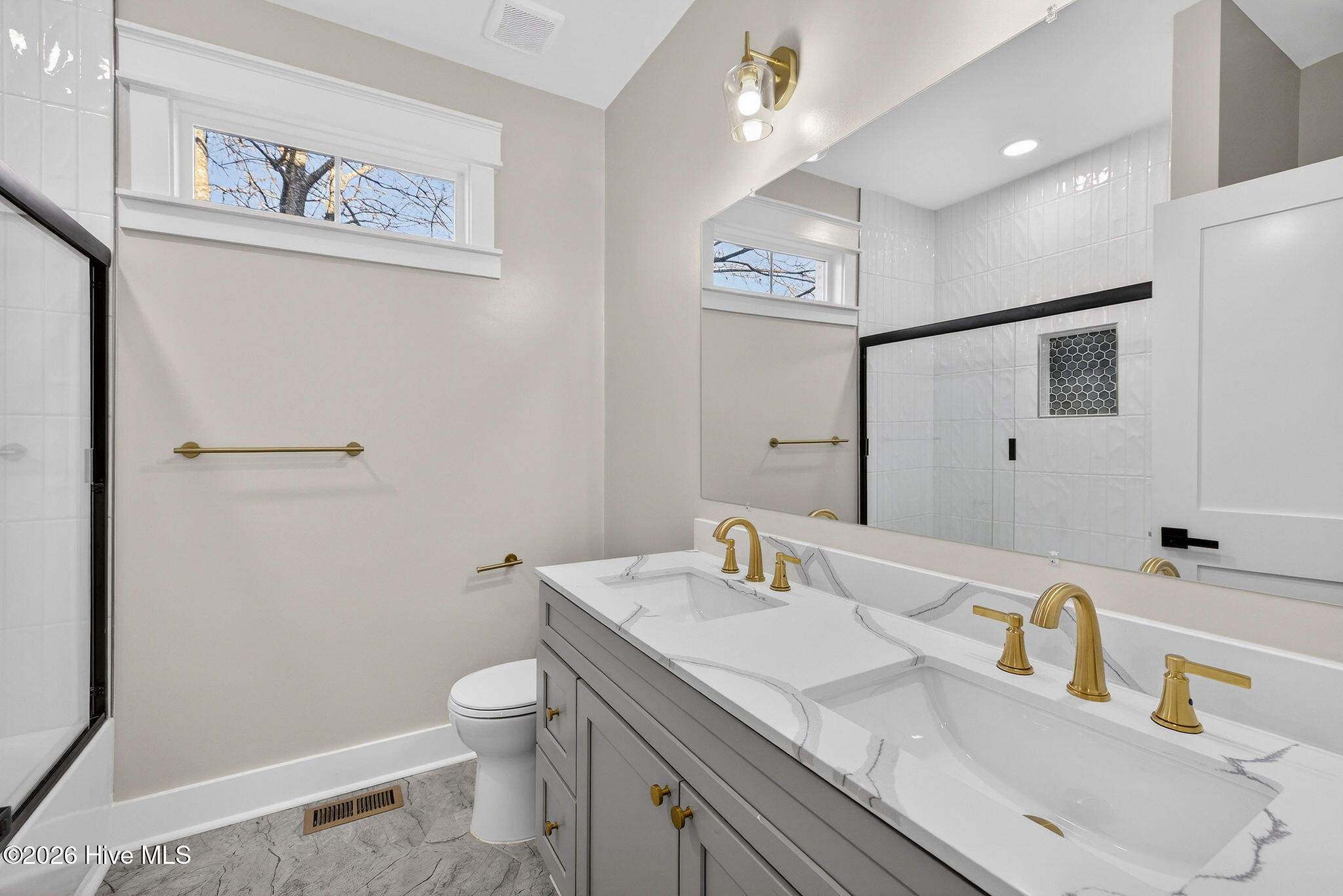 100548792 | Photo 43