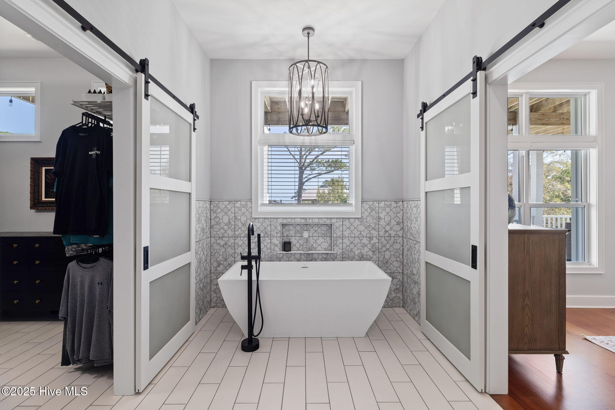 100548263 | Photo 39