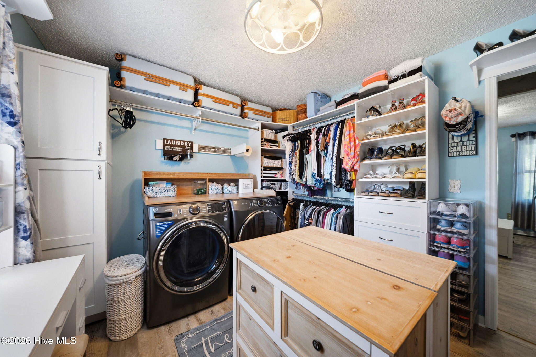 100569227 | Photo 22