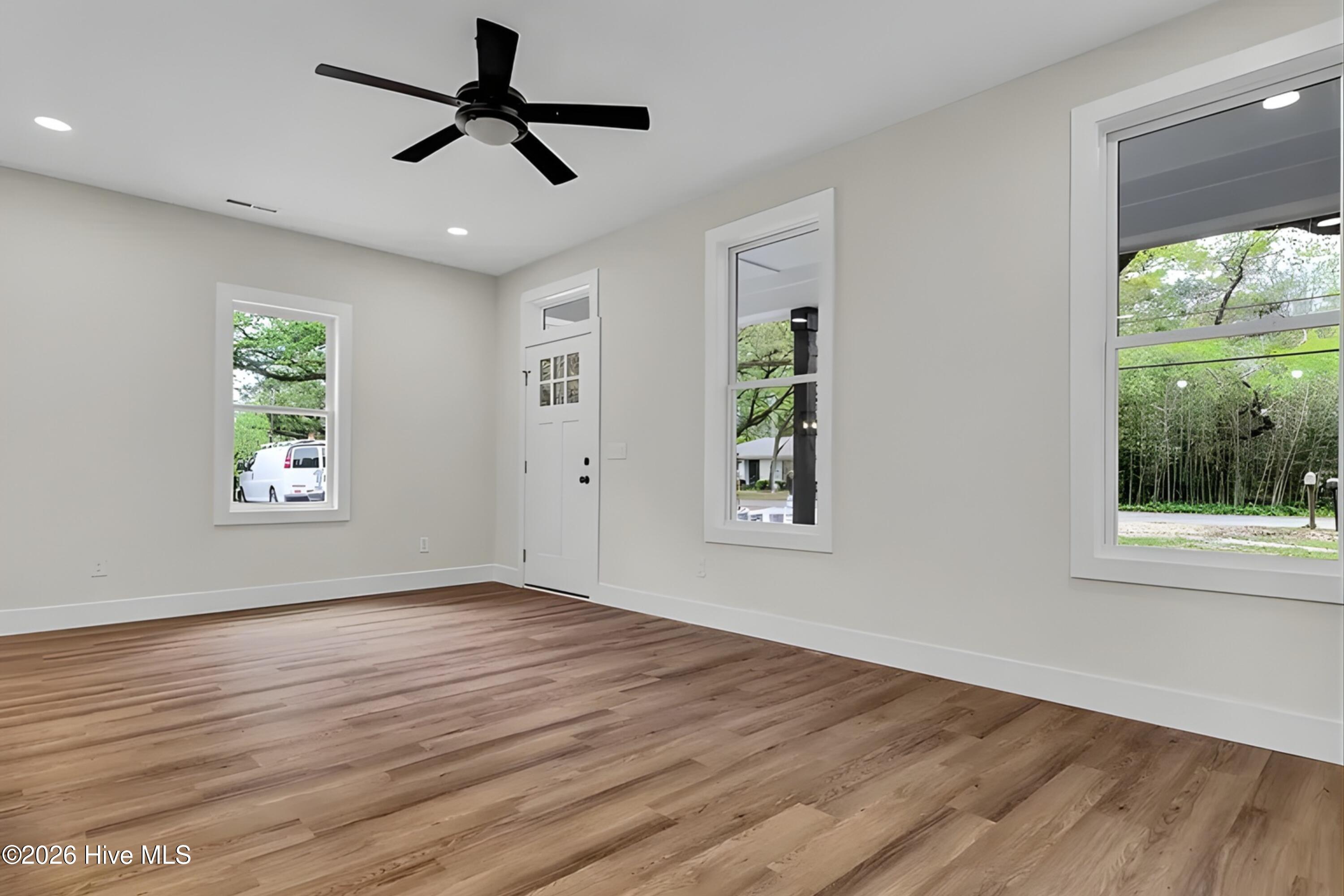 100568664 | Photo 11