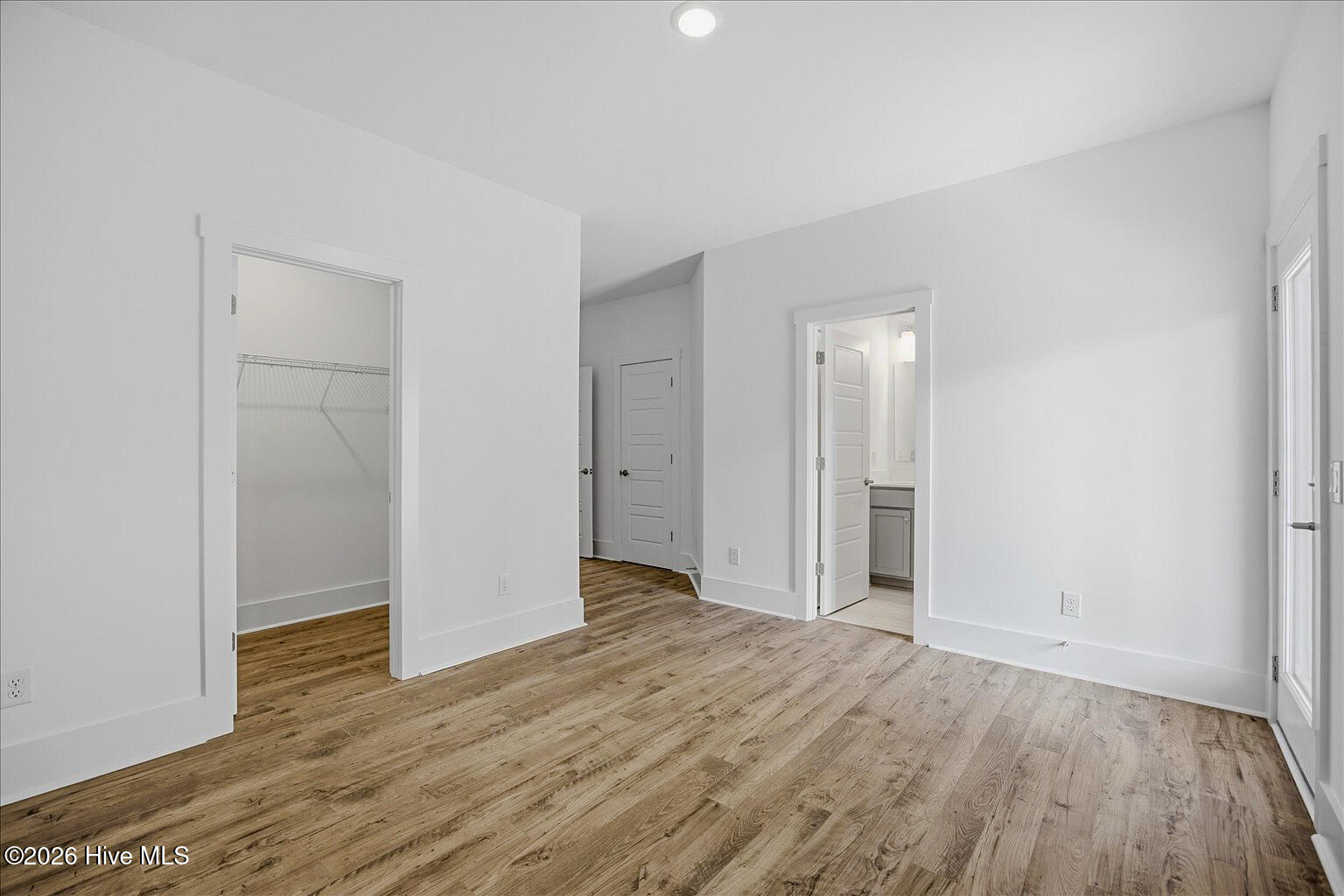 100561873 | Photo 27