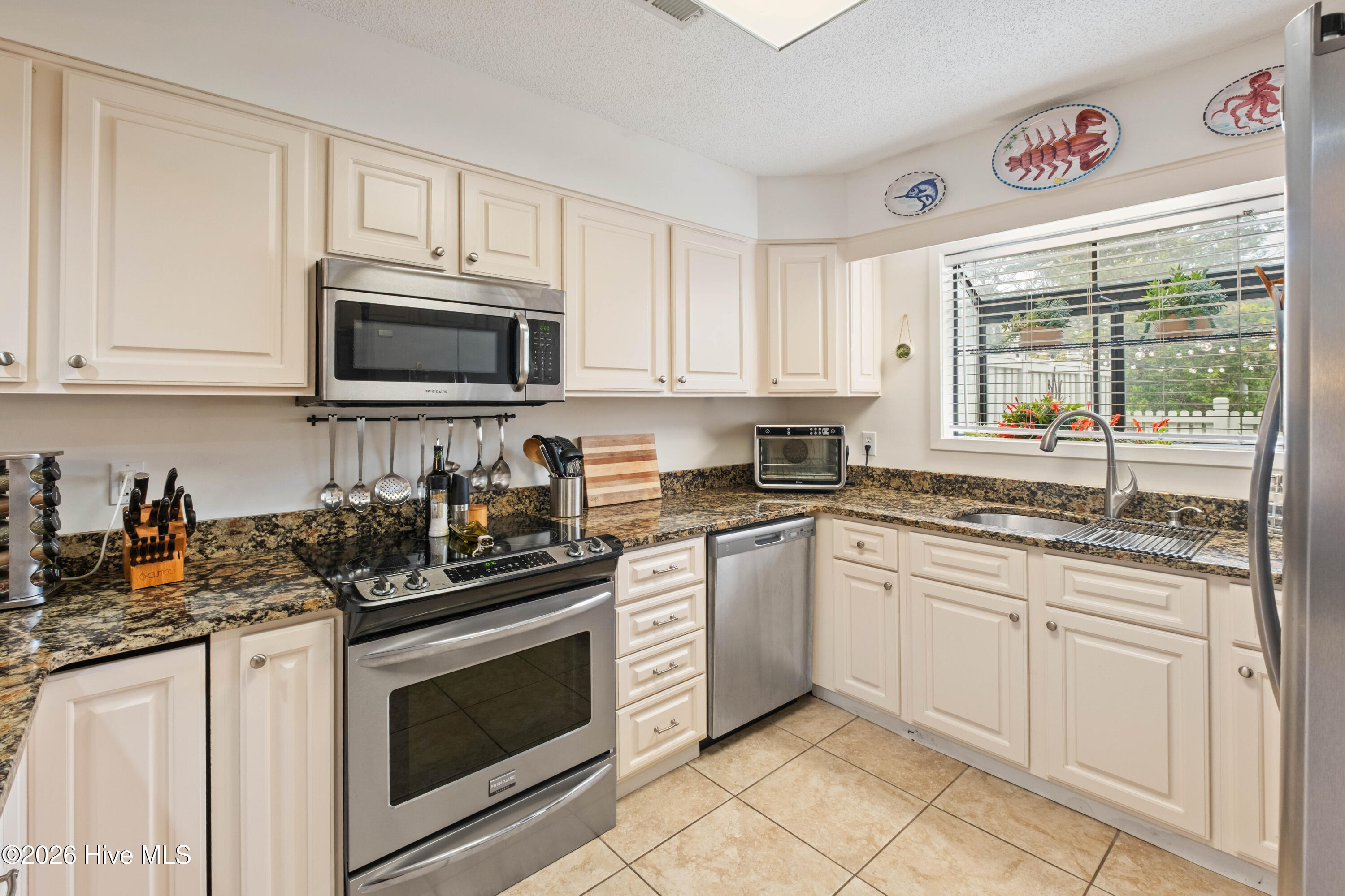 100560889 | Photo 12