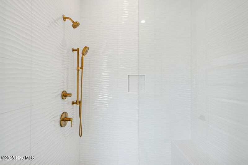 100508371 | Photo 15