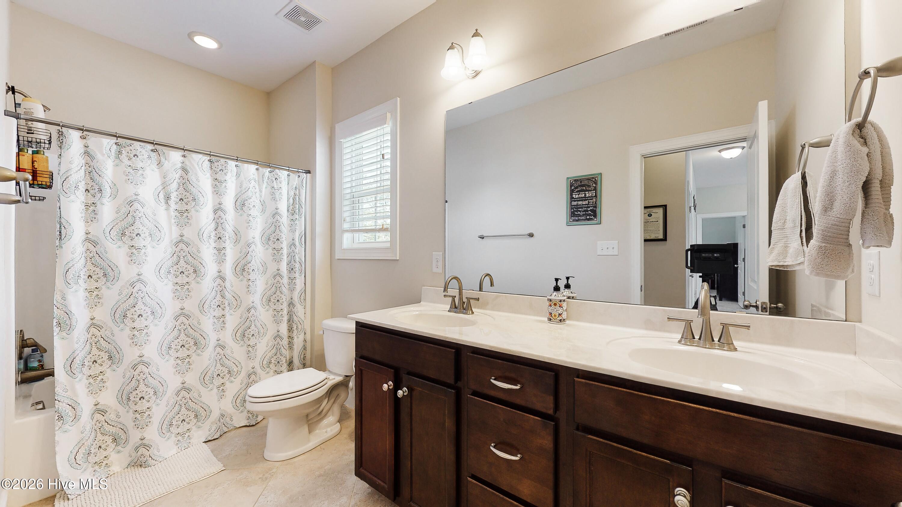 100570158 | Photo 35