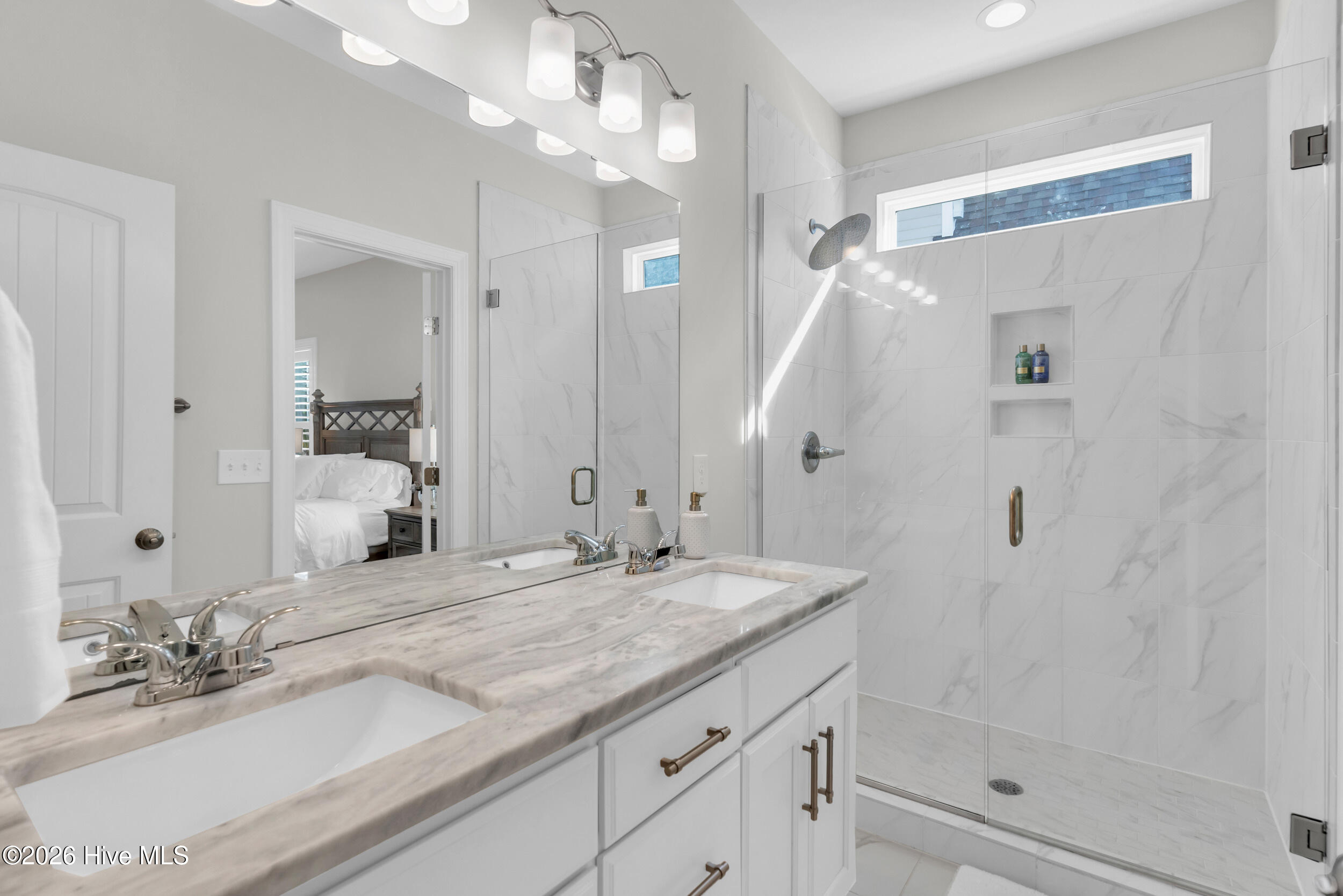 100548282 | Photo 13