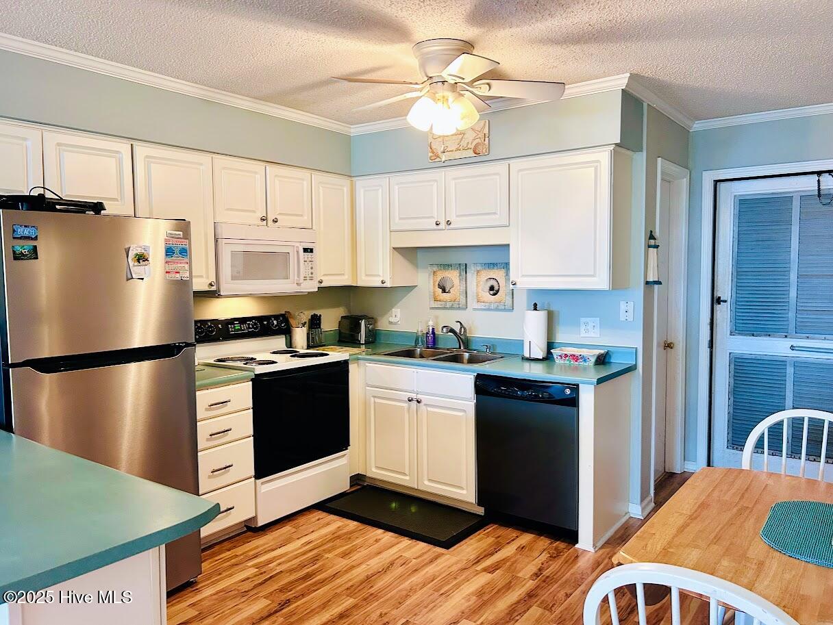 918 Carolina Beach Avenue N 2b, Carolina Beach, NC 28428 – photo 7: 918 CB Ave N 2B kit2