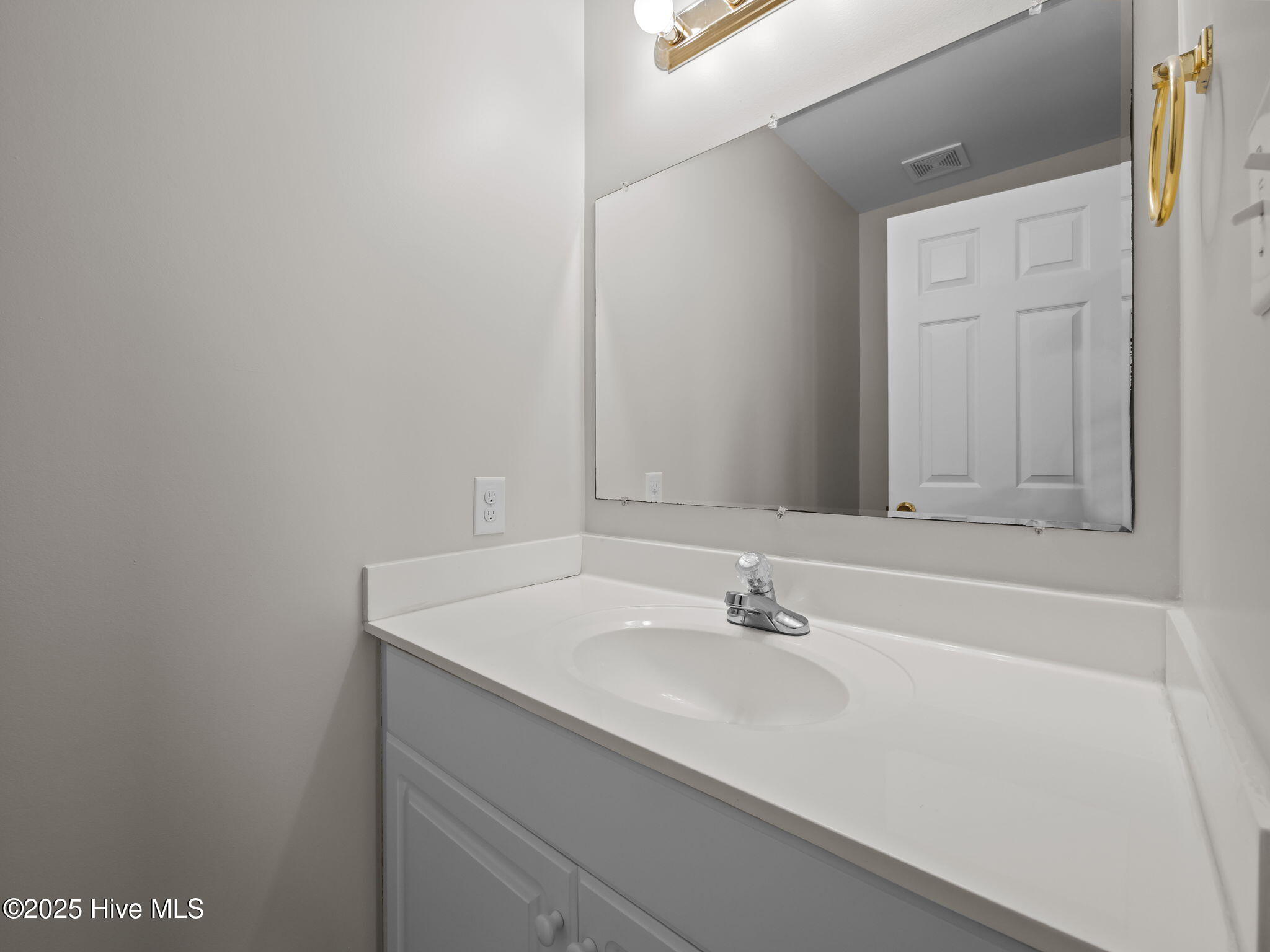 100536740 | Photo 15