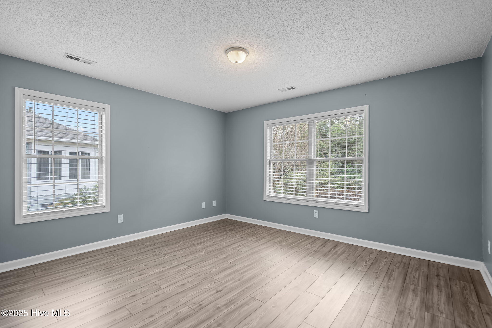 100547152 | Photo 25