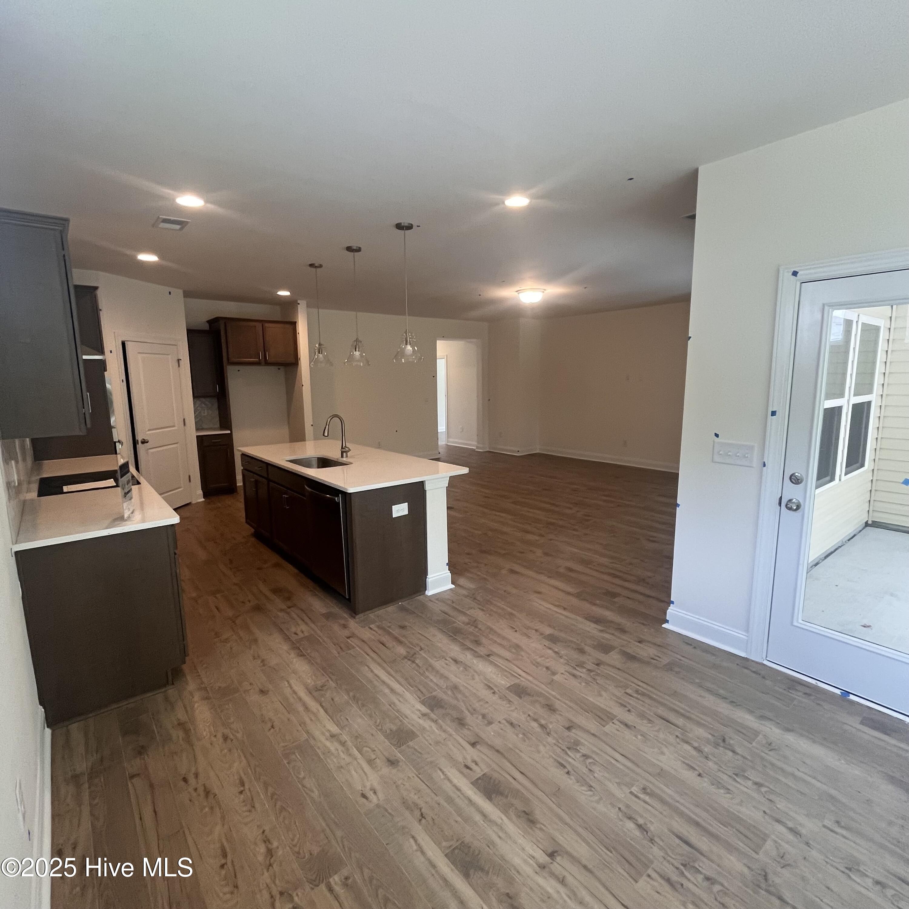 100517298 | Photo 10