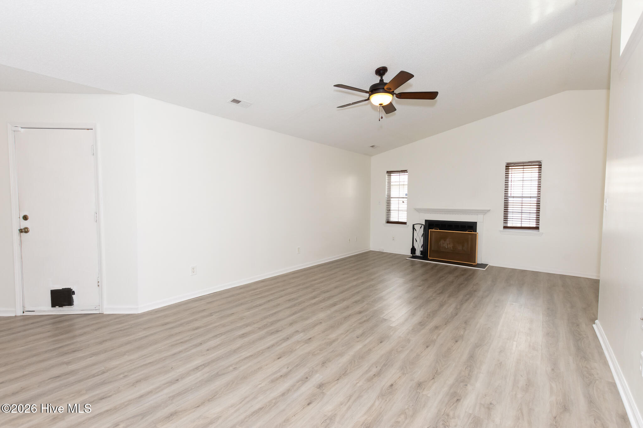 100550624 | Photo 10