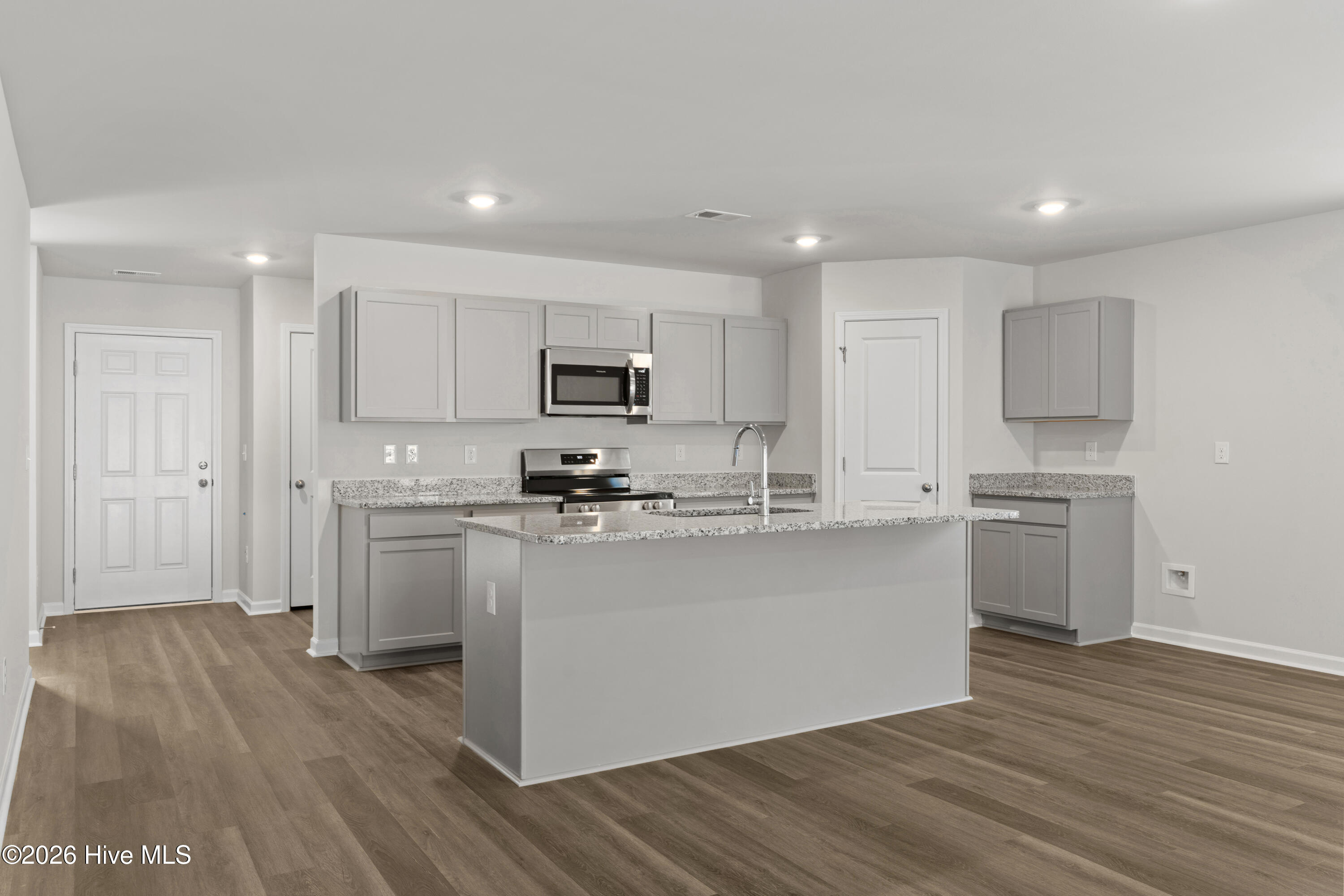 100550093 | Photo 11