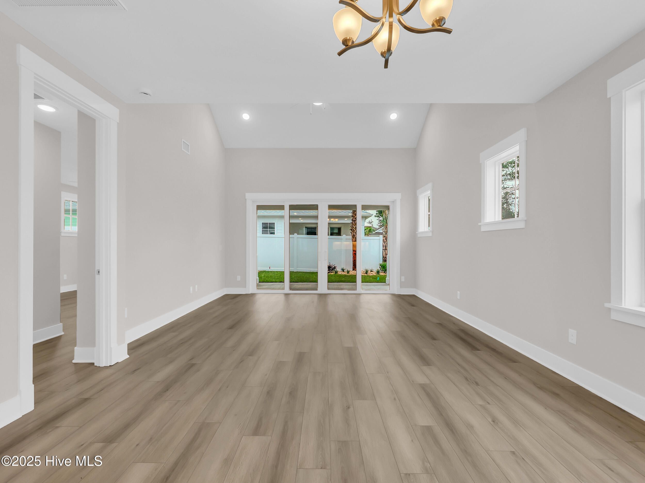 100533655 | Photo 15