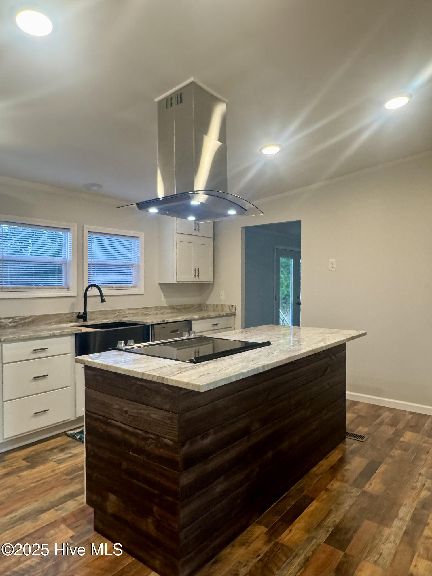 100546285 | Photo 15